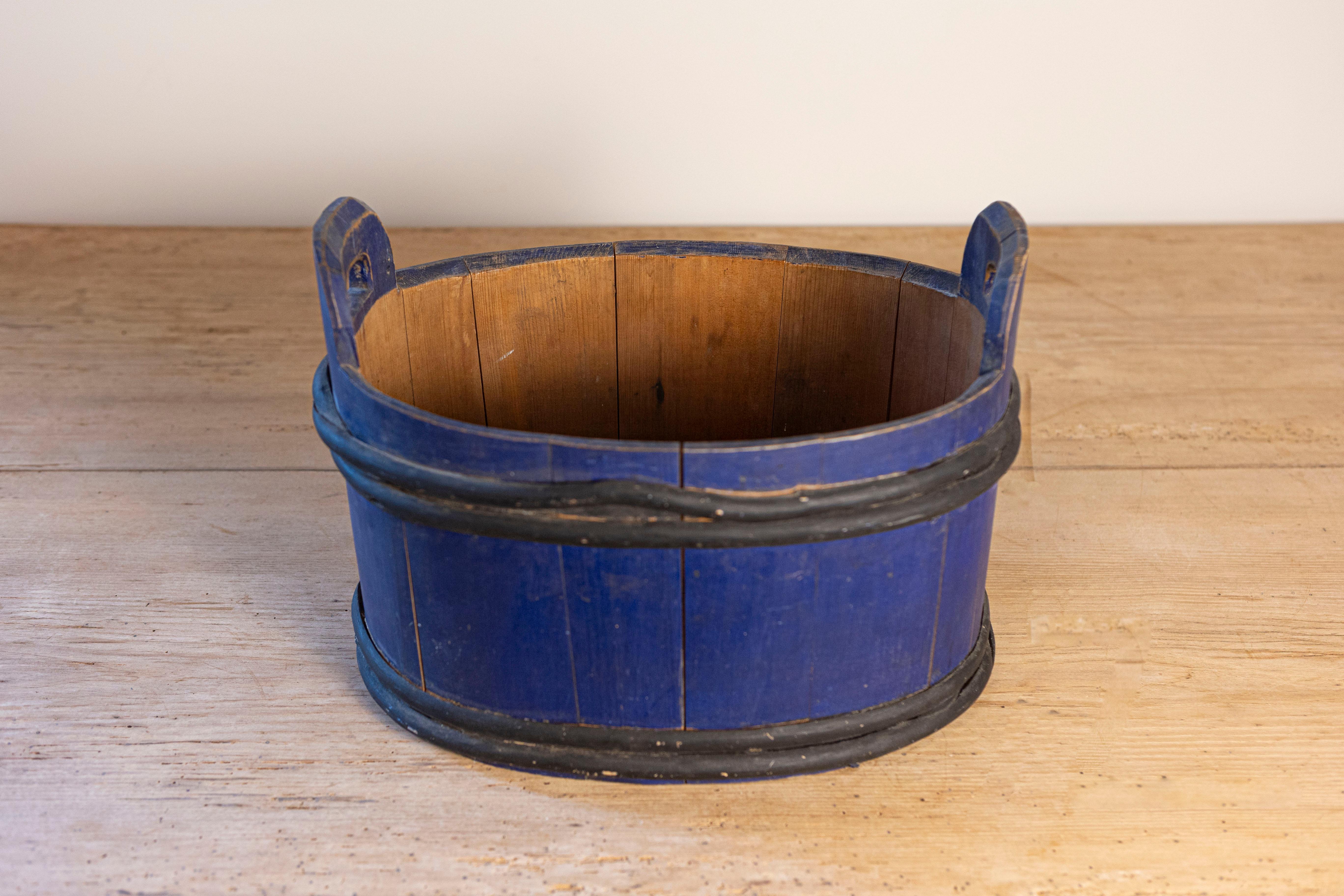 Bañera de leche ovalada sueca de 1880 con pintura azul y negra y pátina desgastada Rústico en venta