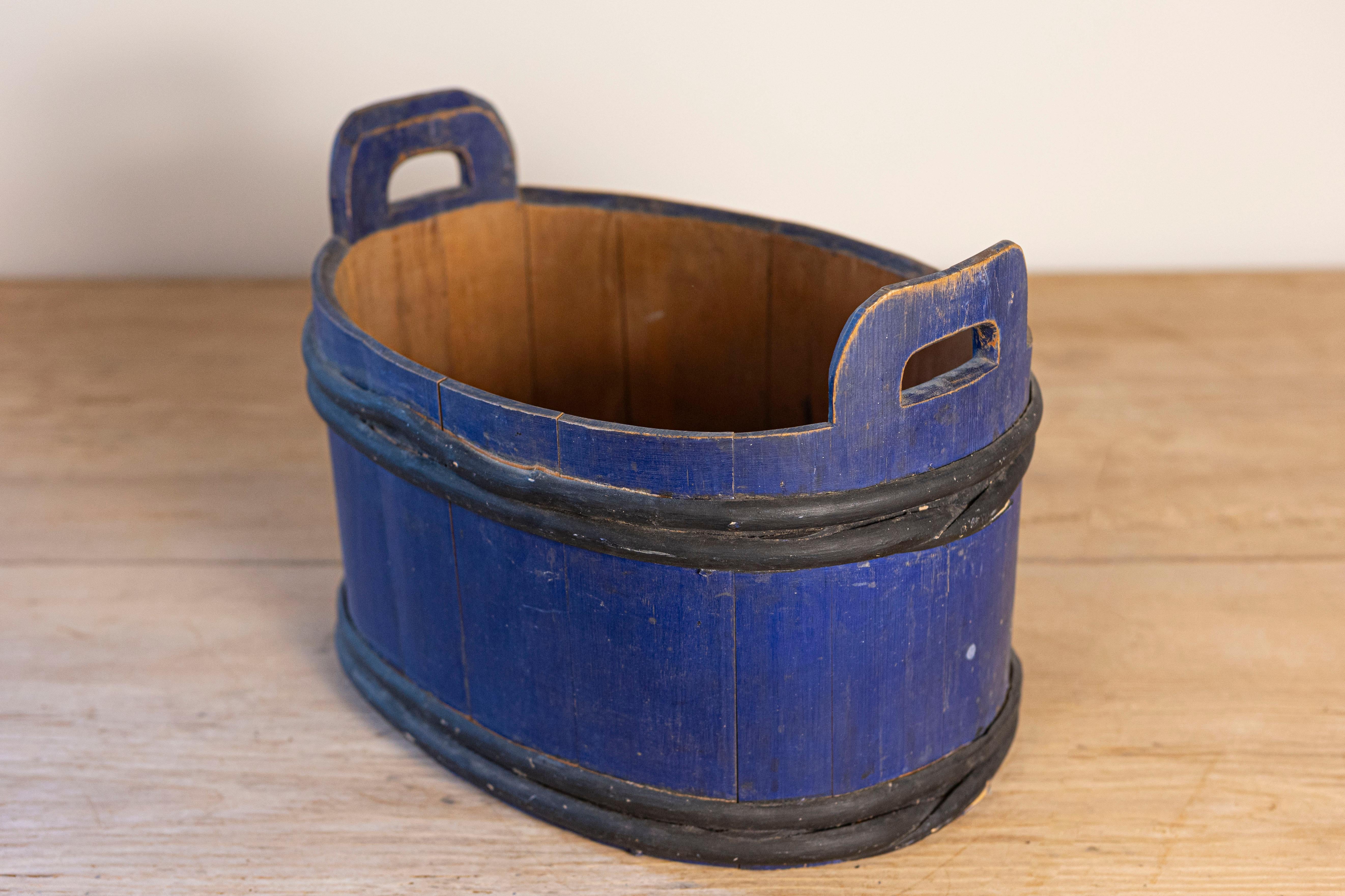 Bañera de leche ovalada sueca de 1880 con pintura azul y negra y pátina desgastada Sueco en venta