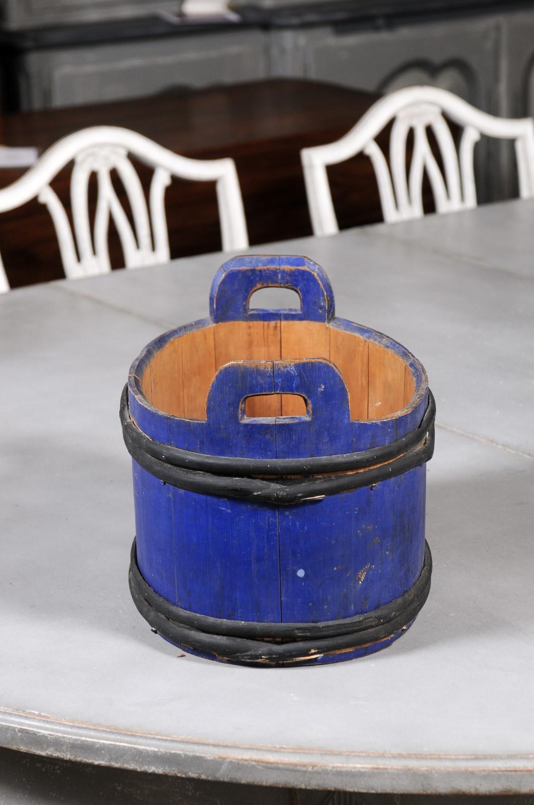 Schwedisches ovales Milchkännchen aus den 1880er Jahren mit blauer und schwarzer Farbe und alter Patina im Zustand „Gut“ im Angebot in Atlanta, GA