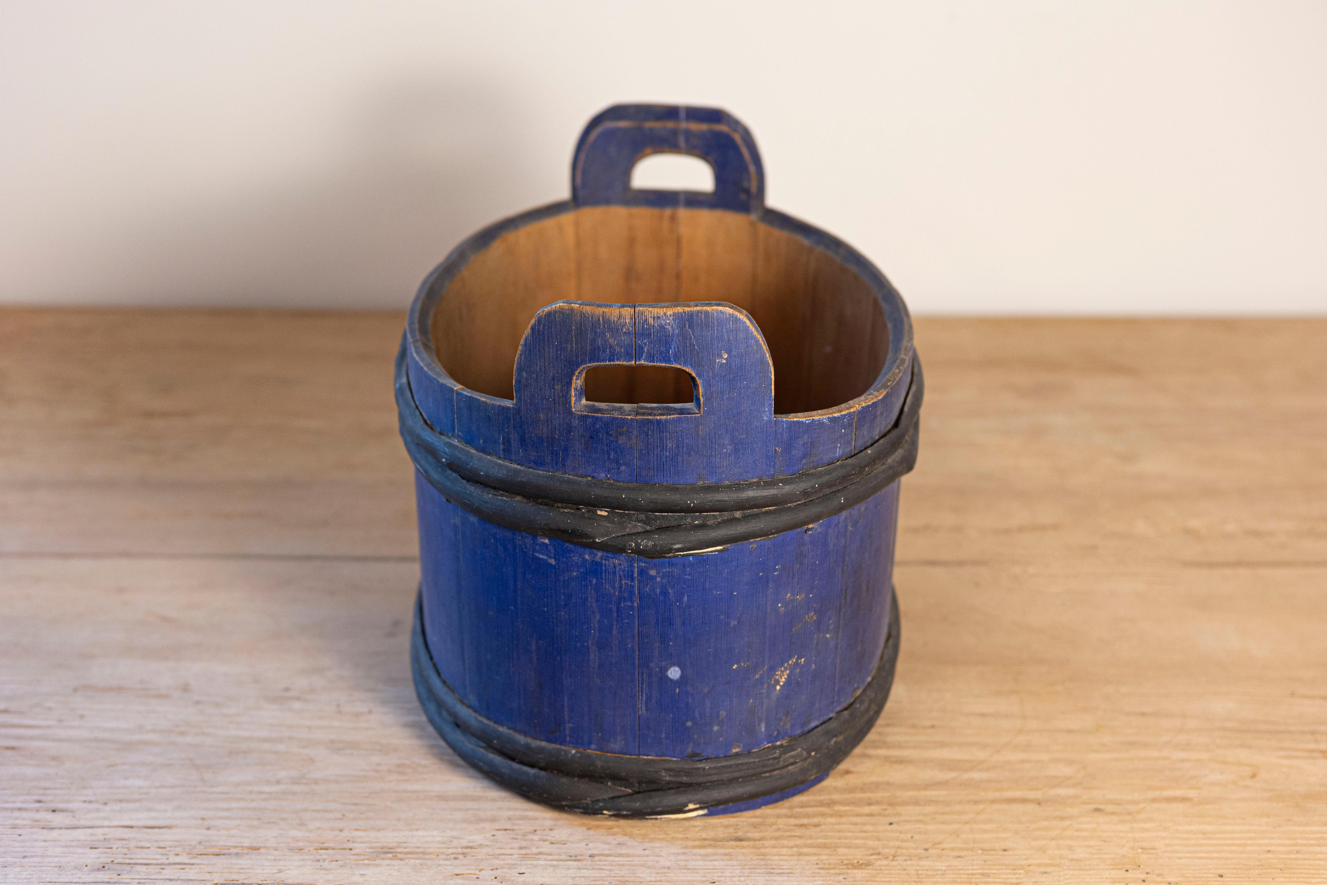 Bañera de leche ovalada sueca de 1880 con pintura azul y negra y pátina desgastada Pintado en venta