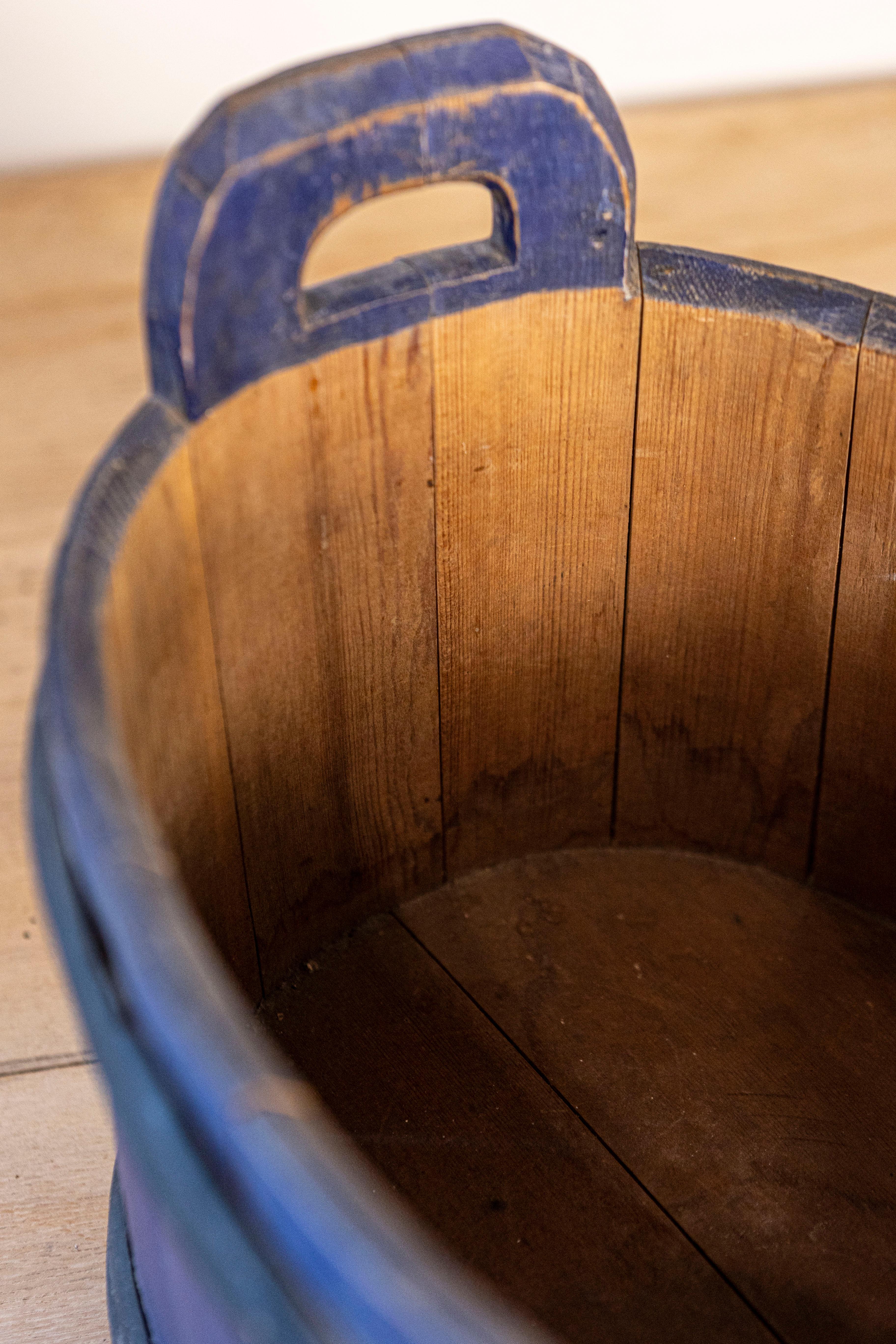 Bañera de leche ovalada sueca de 1880 con pintura azul y negra y pátina desgastada en Bueno estado para la venta en Atlanta, GA
