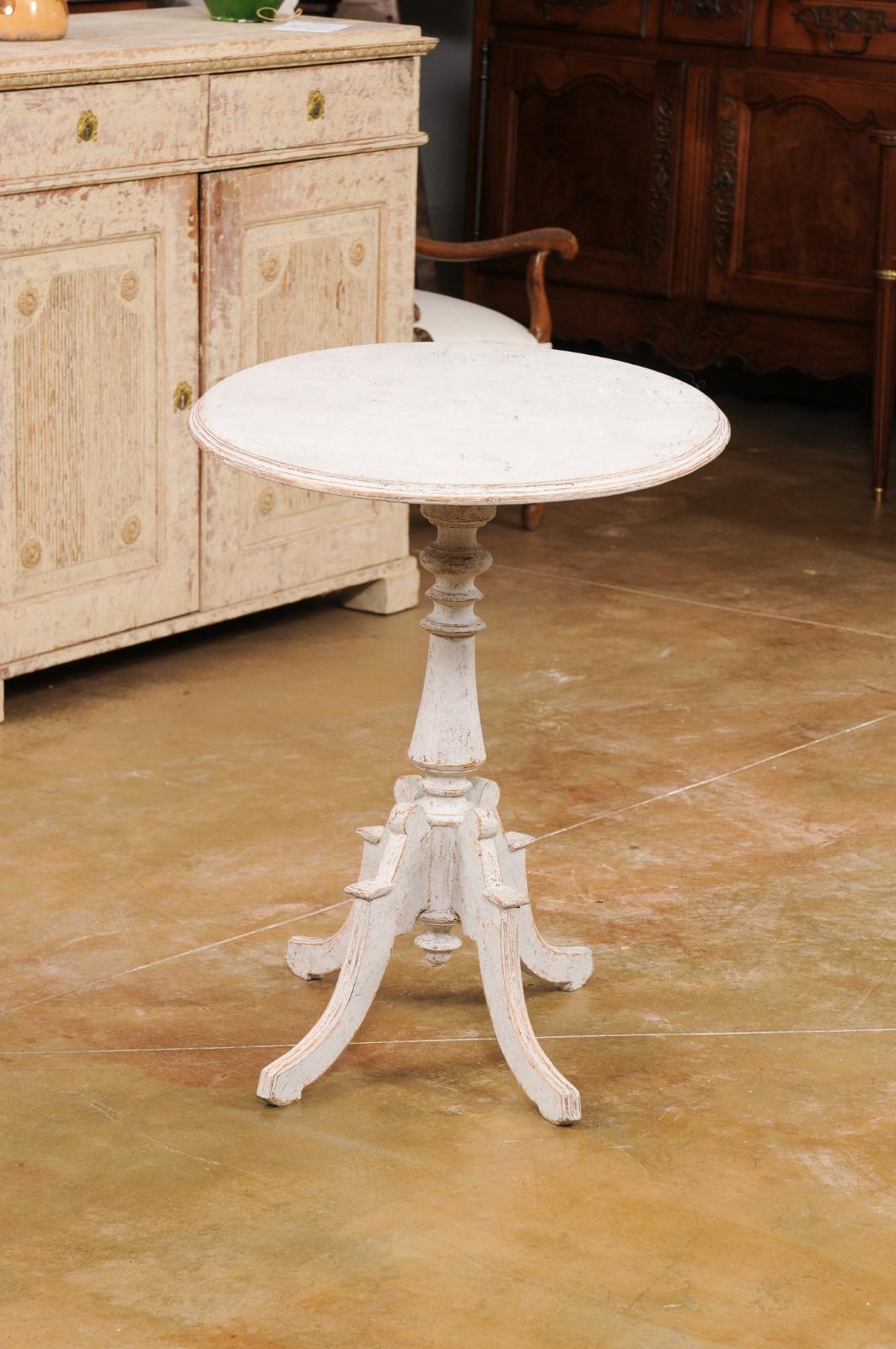 Swedish 1880s Painted Wood Guéridon Table with Oval Top and Pedestal Base For Sale 5
