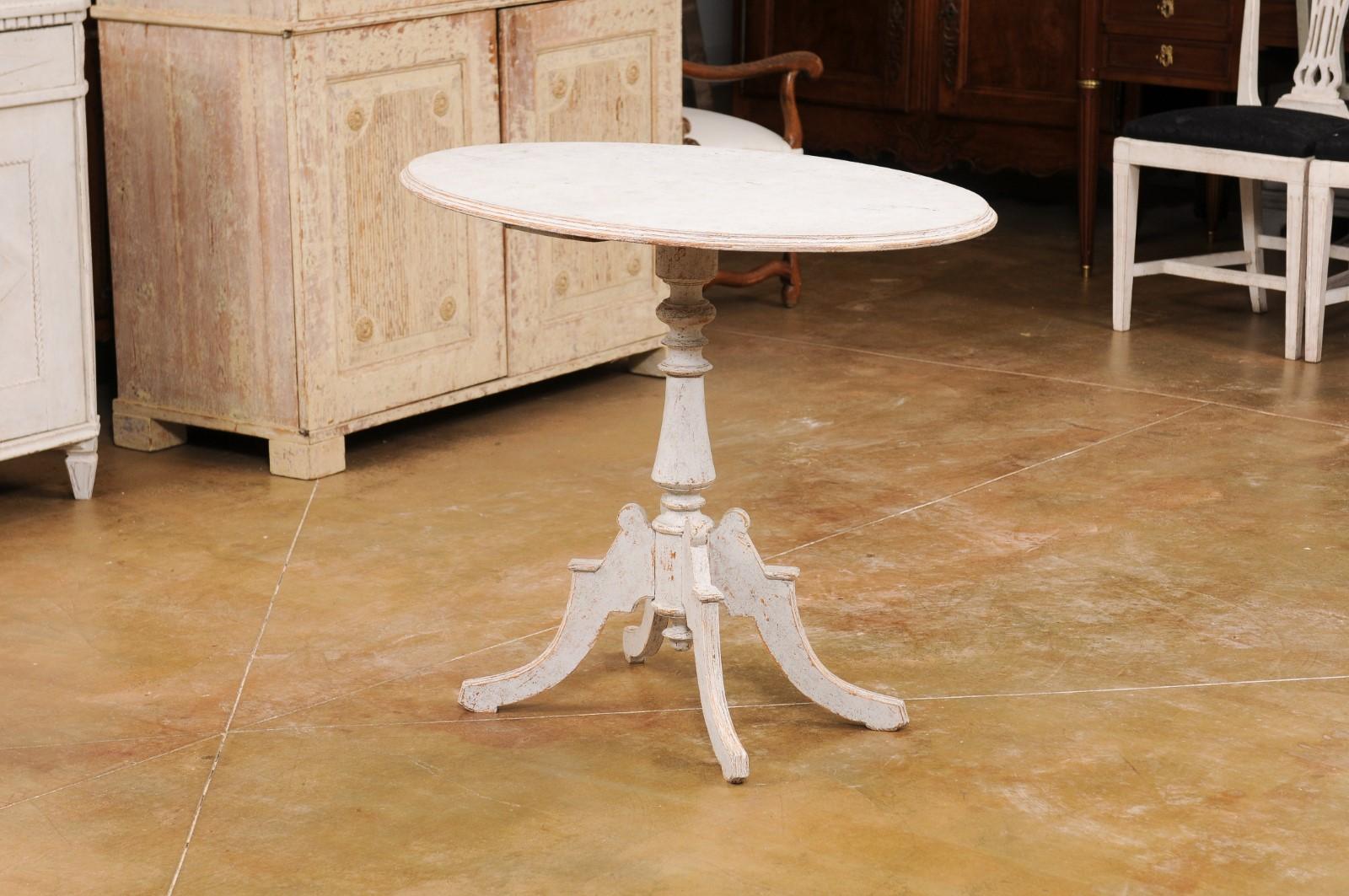 Swedish 1880s Painted Wood Guéridon Table with Oval Top and Pedestal Base For Sale 6