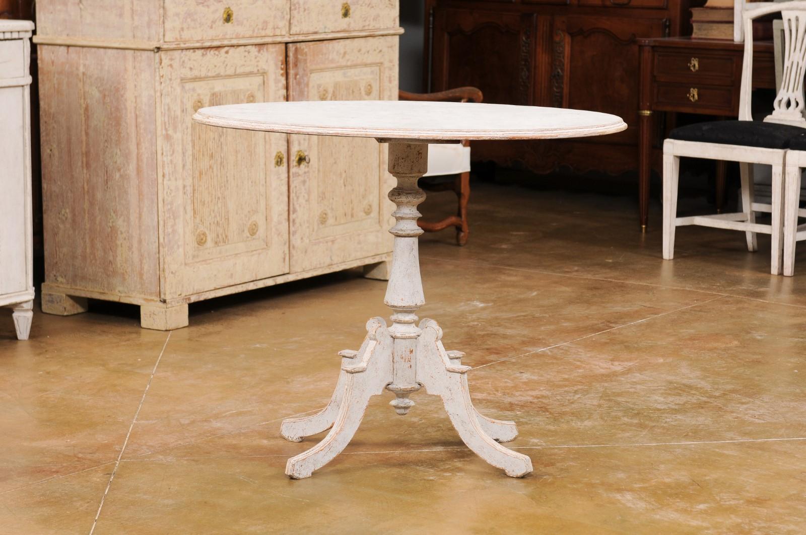 Swedish 1880s Painted Wood Guéridon Table with Oval Top and Pedestal Base For Sale 7