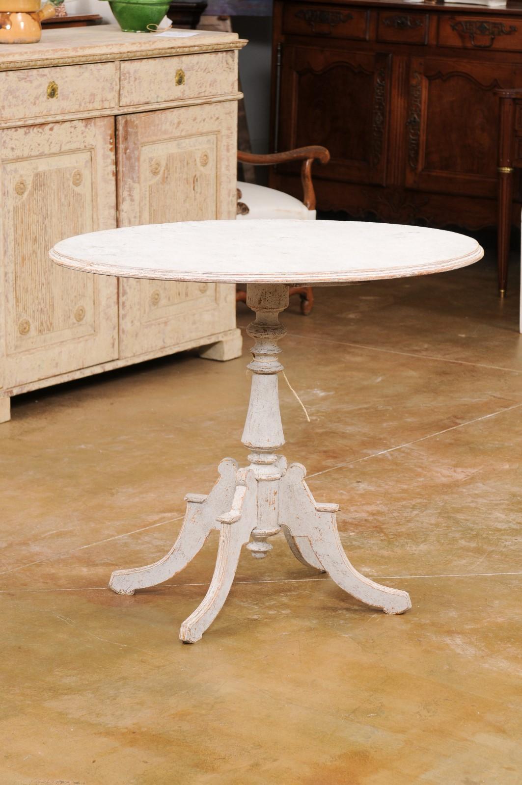 Carved Swedish 1880s Painted Wood Guéridon Table with Oval Top and Pedestal Base For Sale