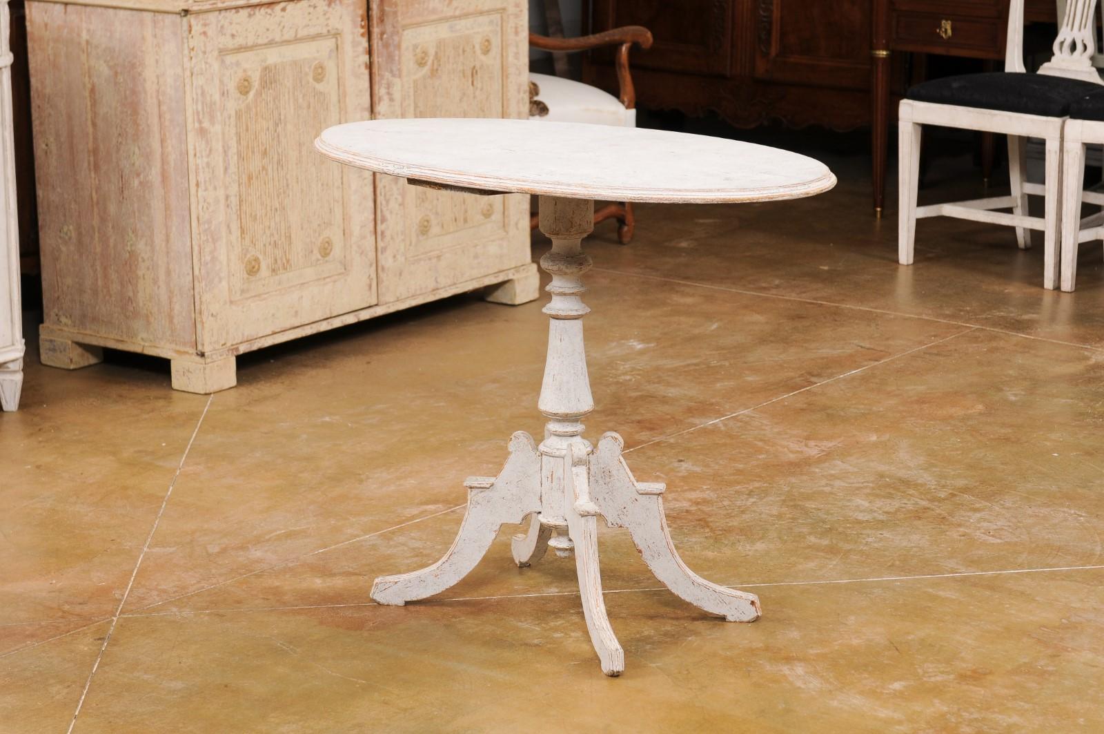 Swedish 1880s Painted Wood Guéridon Table with Oval Top and Pedestal Base For Sale 2