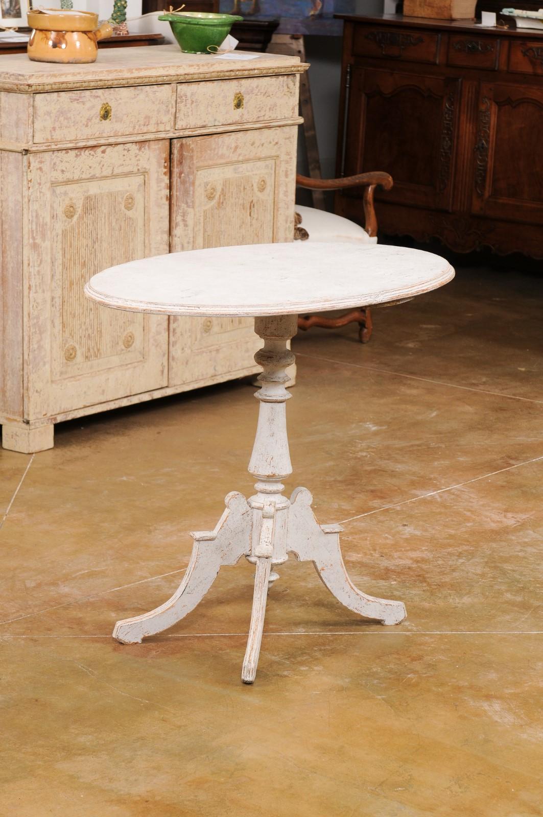 Swedish 1880s Painted Wood Guéridon Table with Oval Top and Pedestal Base For Sale 4