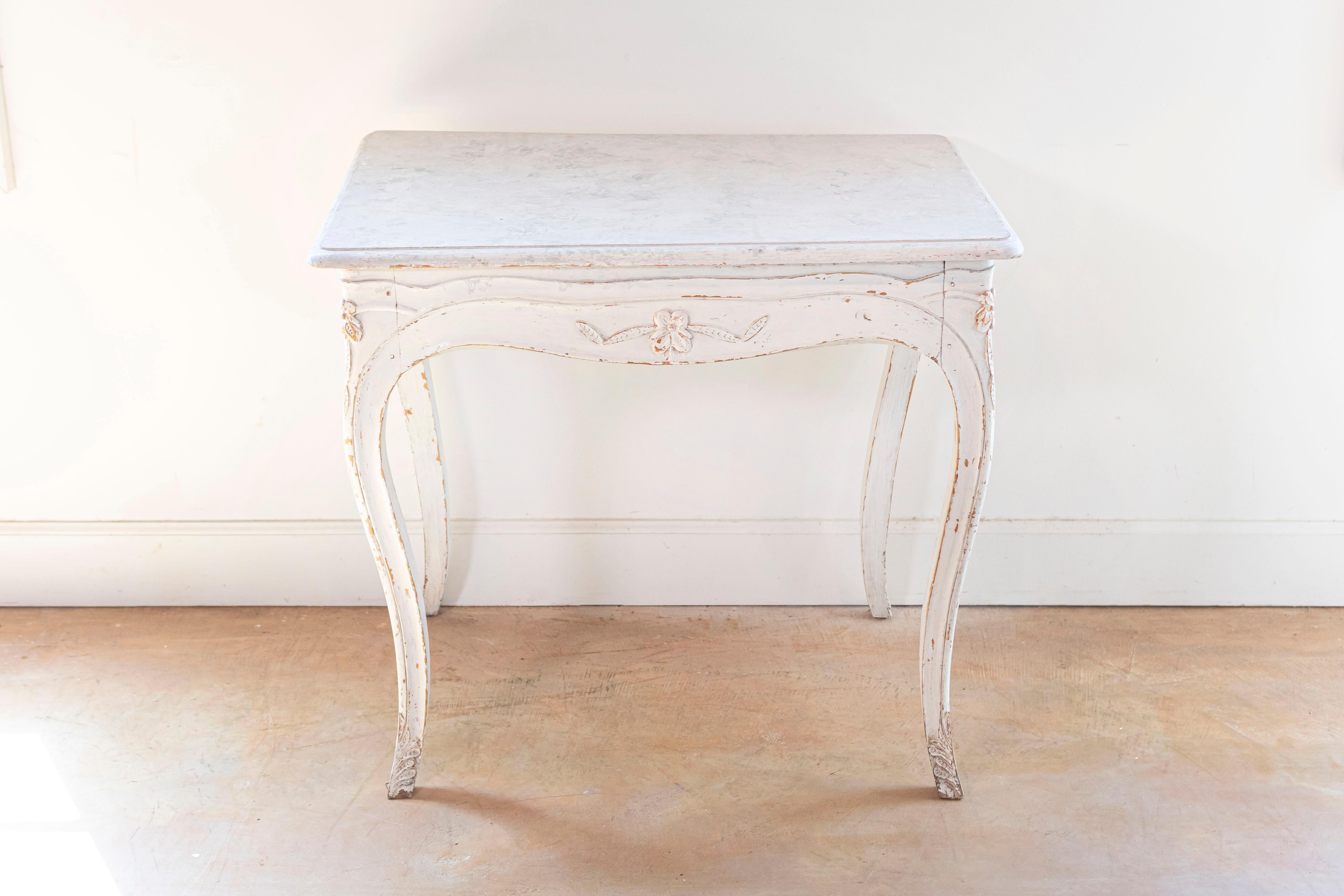 Suédois Table d'appoint suédoise peinte de 1890 avec pieds cabriole et jupe sculptée en vente