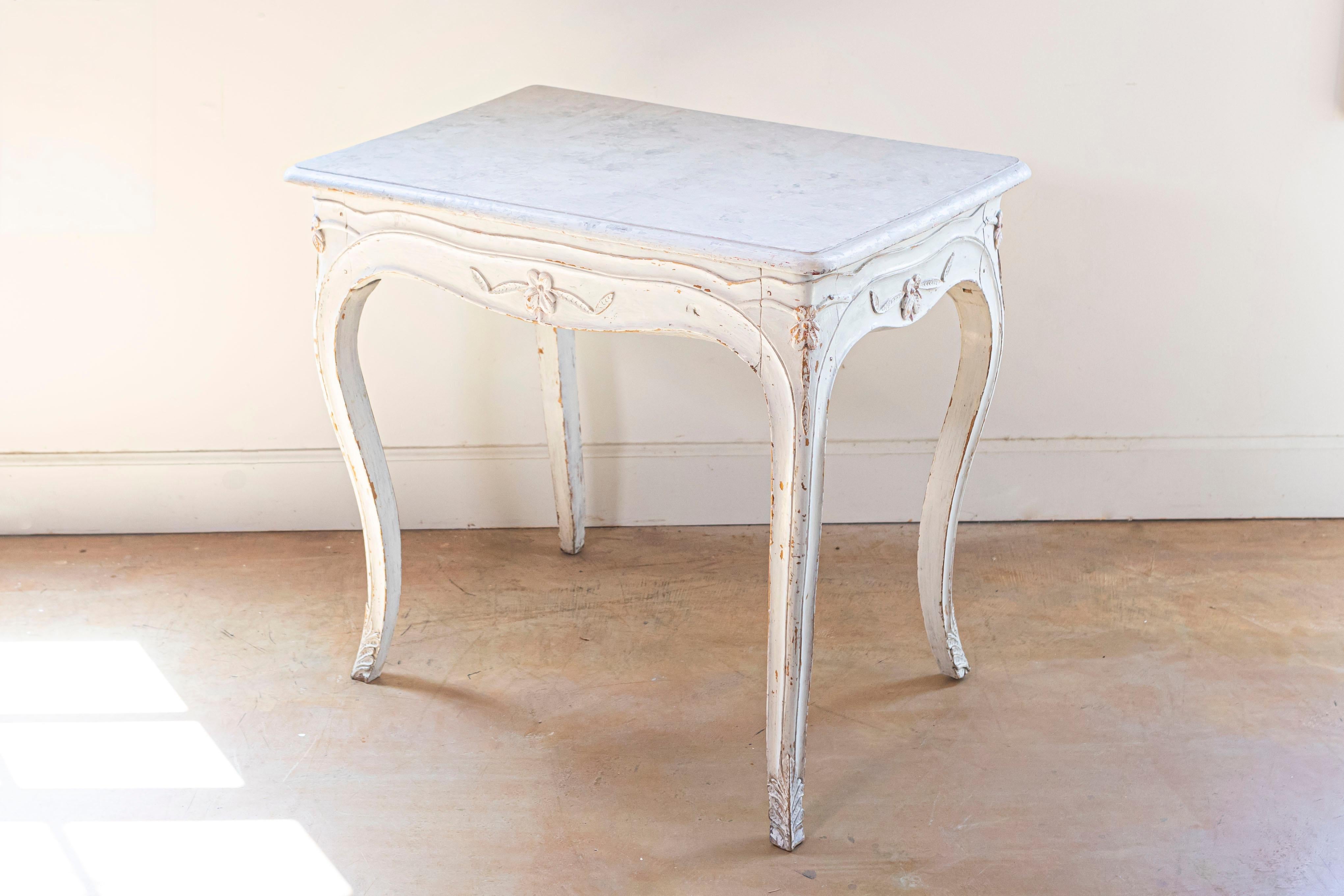 Peint Table d'appoint suédoise peinte de 1890 avec pieds cabriole et jupe sculptée en vente