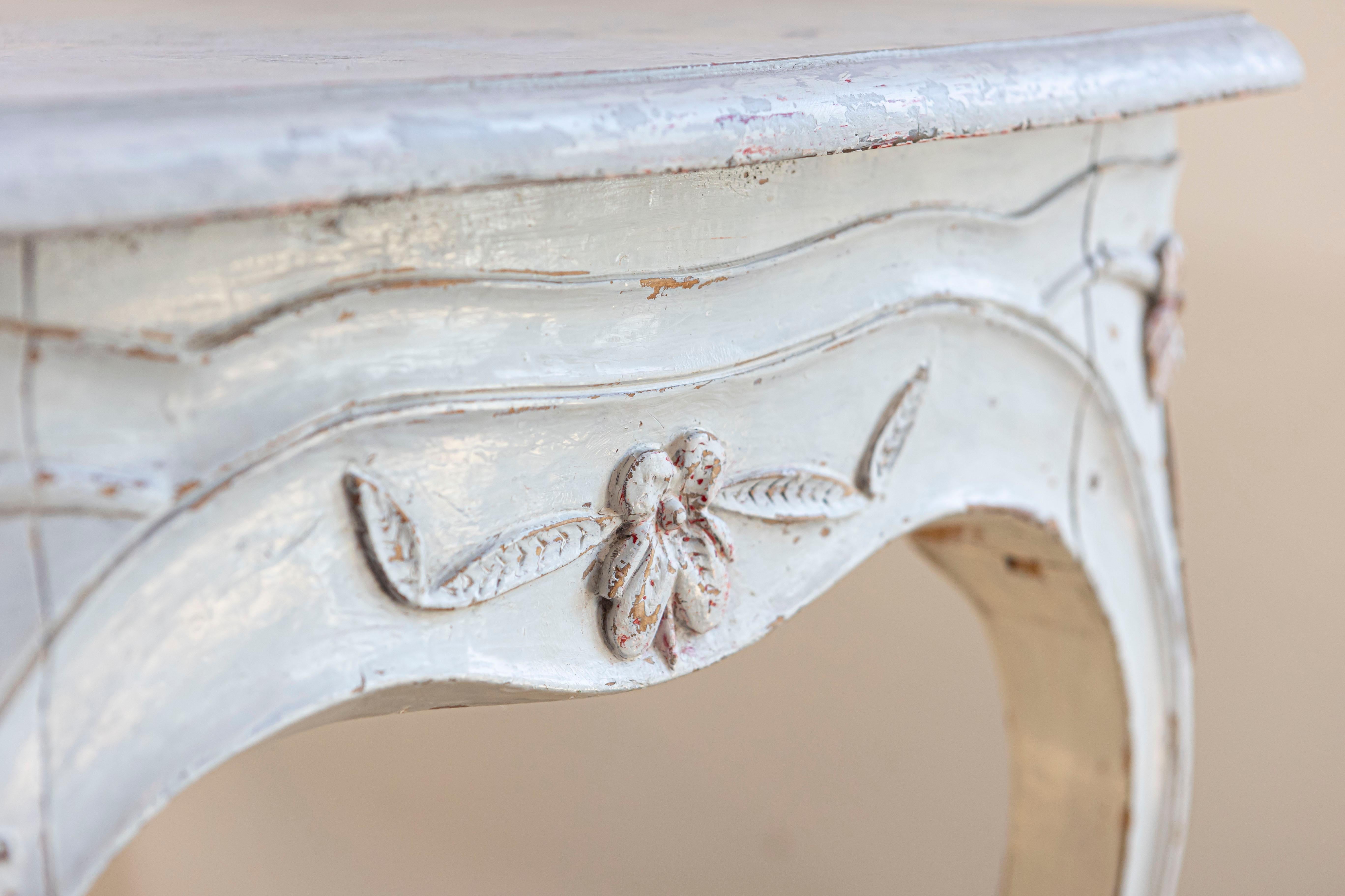 Table d'appoint suédoise peinte de 1890 avec pieds cabriole et jupe sculptée Bon état - En vente à Atlanta, GA