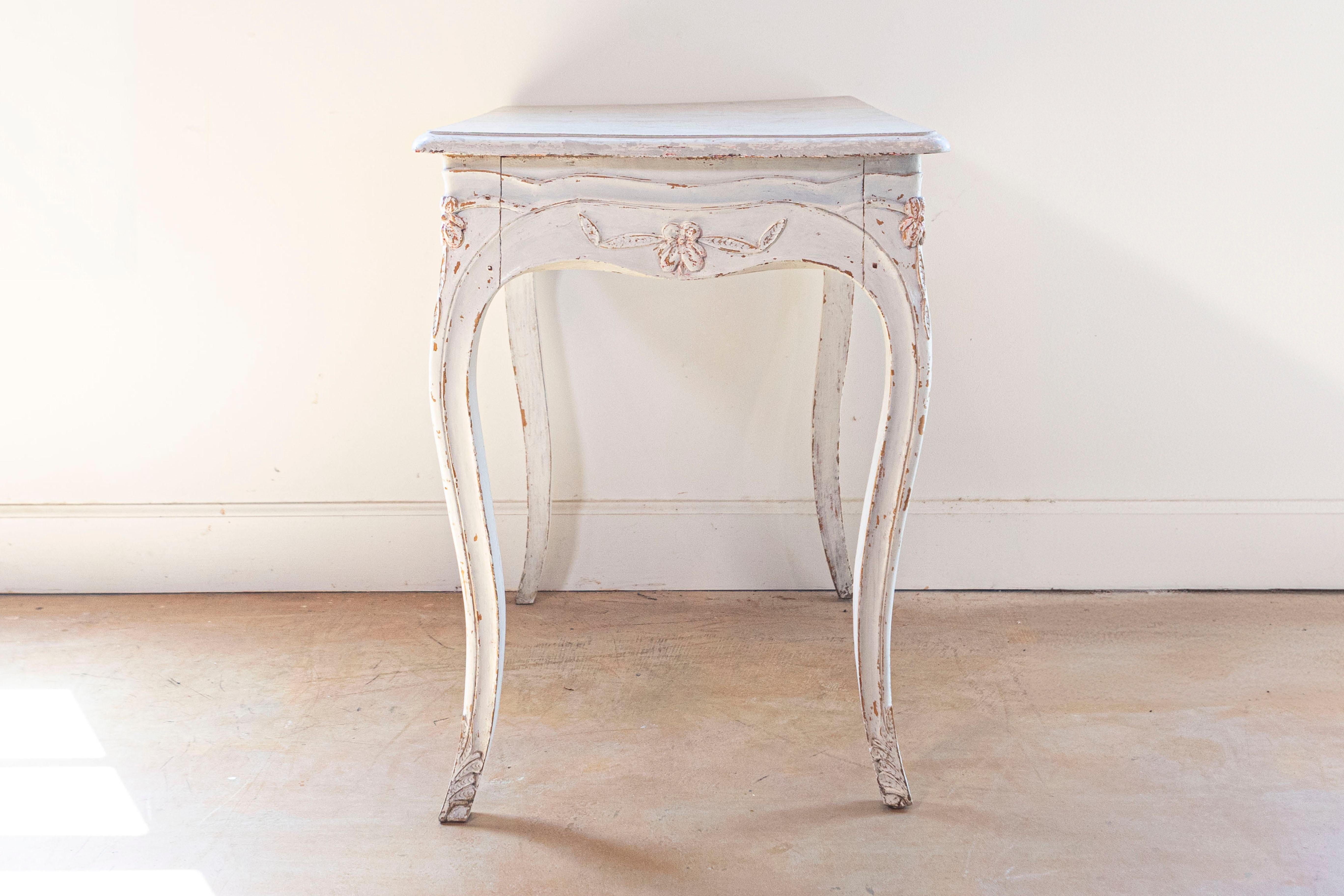 XIXe siècle Table d'appoint suédoise peinte de 1890 avec pieds cabriole et jupe sculptée en vente