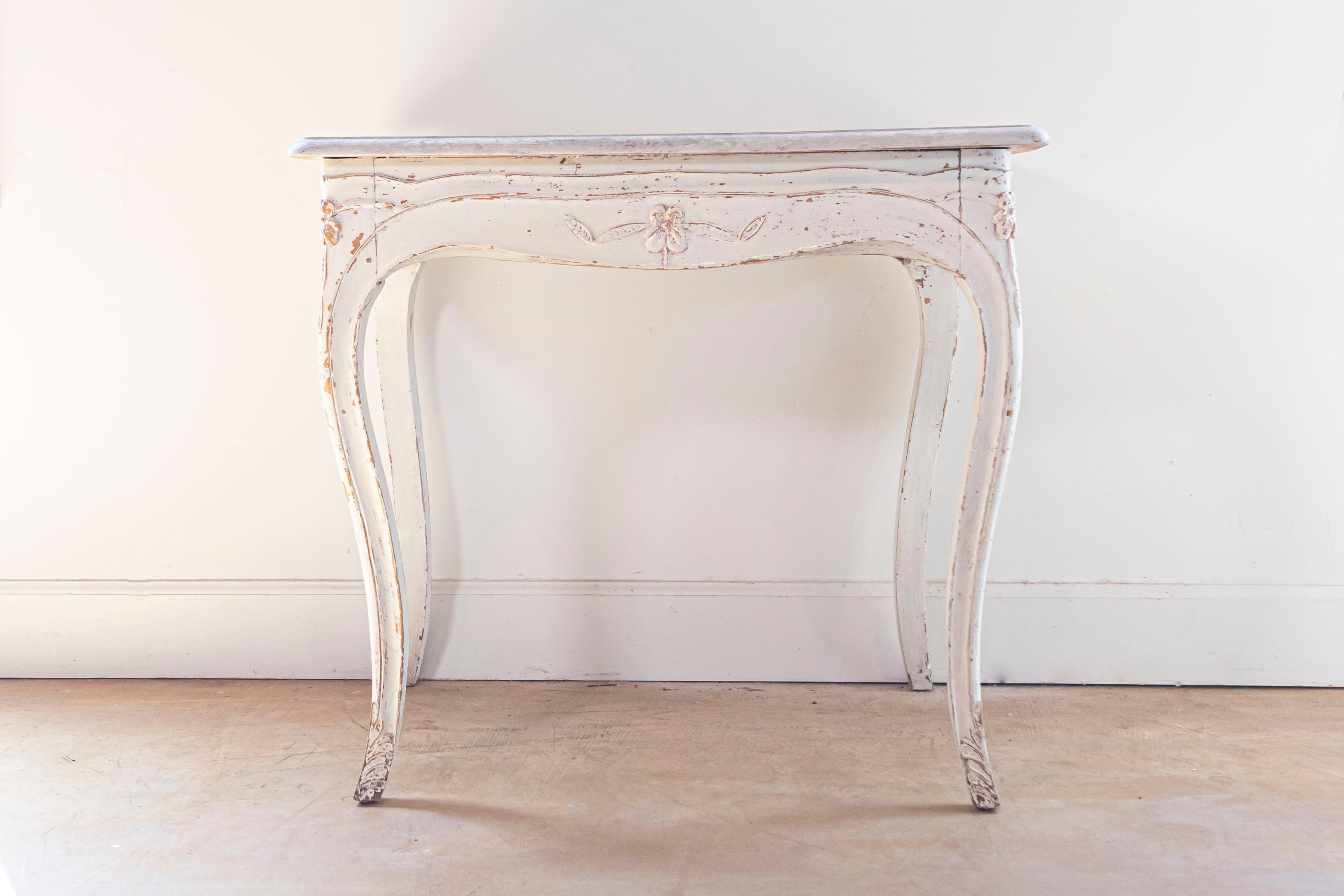Bois Table d'appoint suédoise peinte de 1890 avec pieds cabriole et jupe sculptée en vente