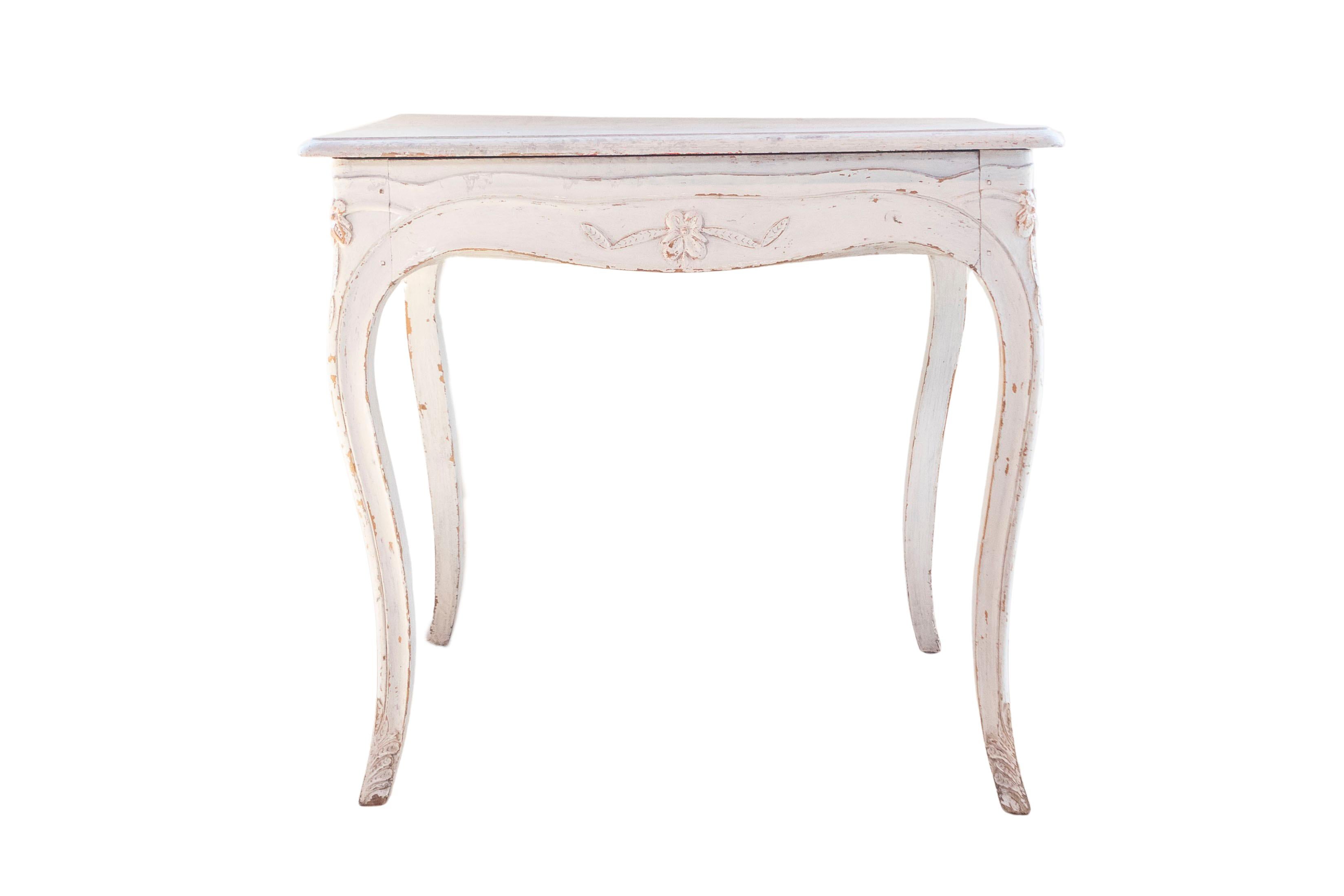 Table d'appoint suédoise peinte de 1890 avec pieds cabriole et jupe sculptée