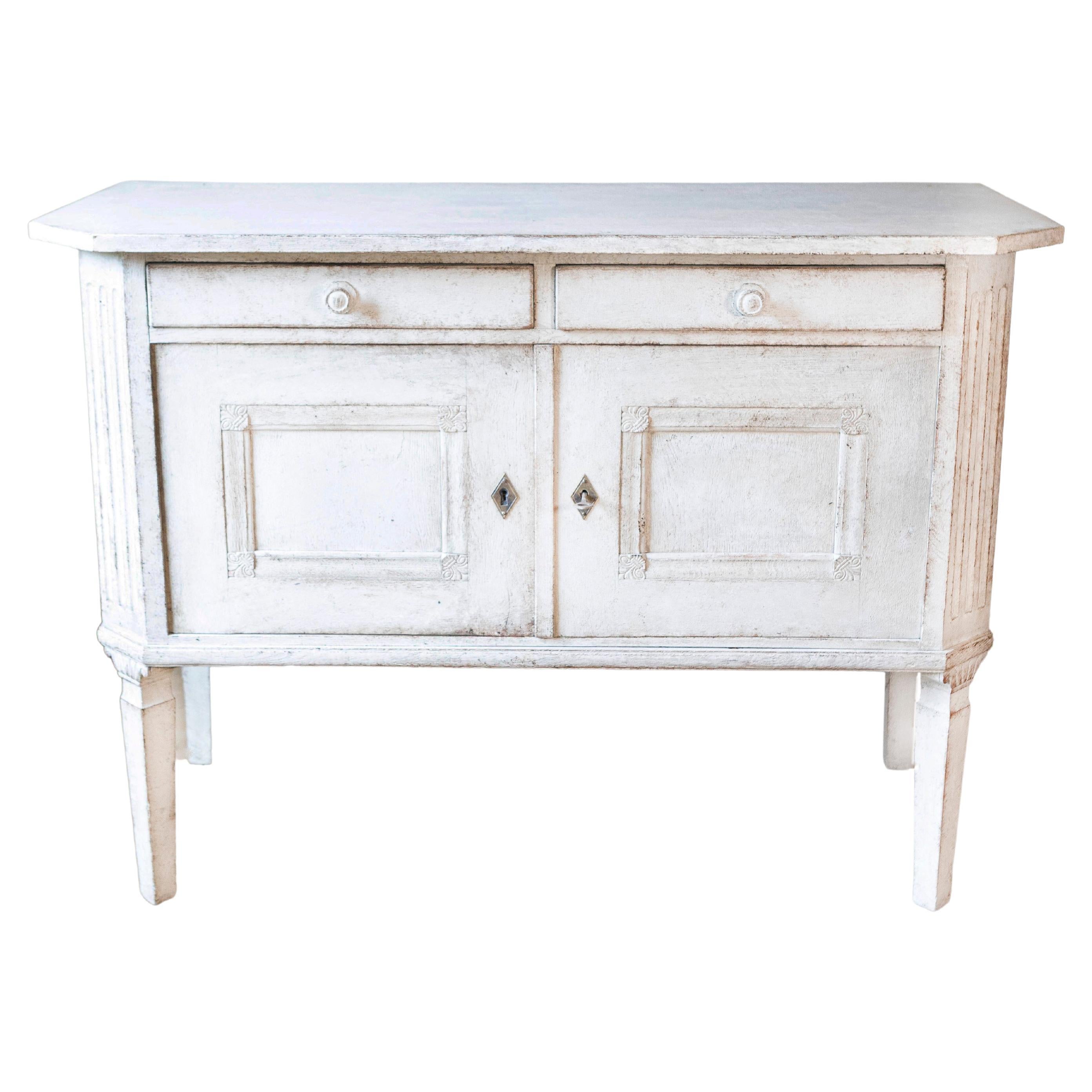 Schwedisches bemaltes Sideboard mit zwei Schubladen, zwei Türen und geriffelten Beistelltischen aus dem Jahr 1890