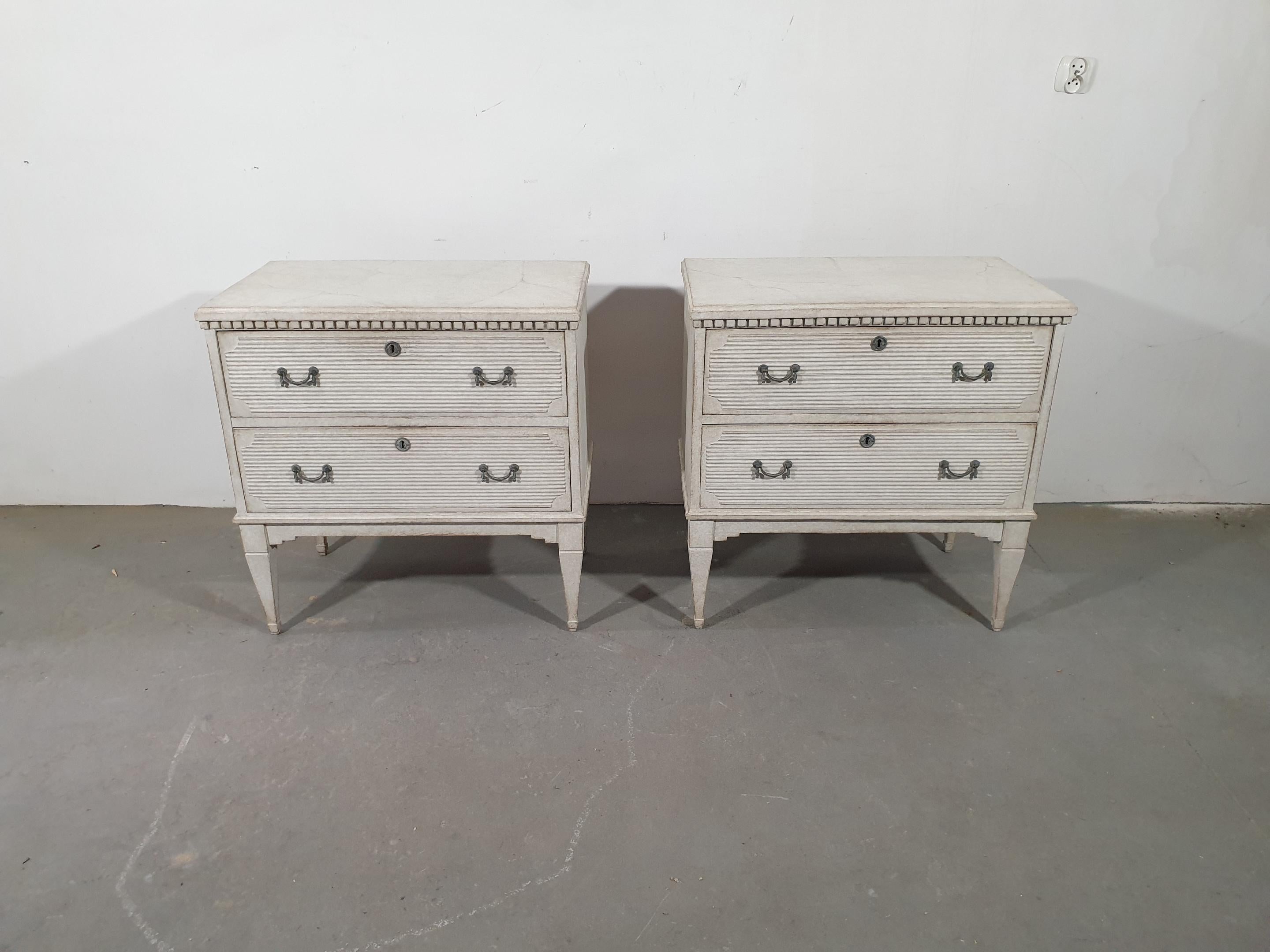 Swedish 1890s Gustavian Style Gray Painted Chests with Reeded Drawers, a Pair 4