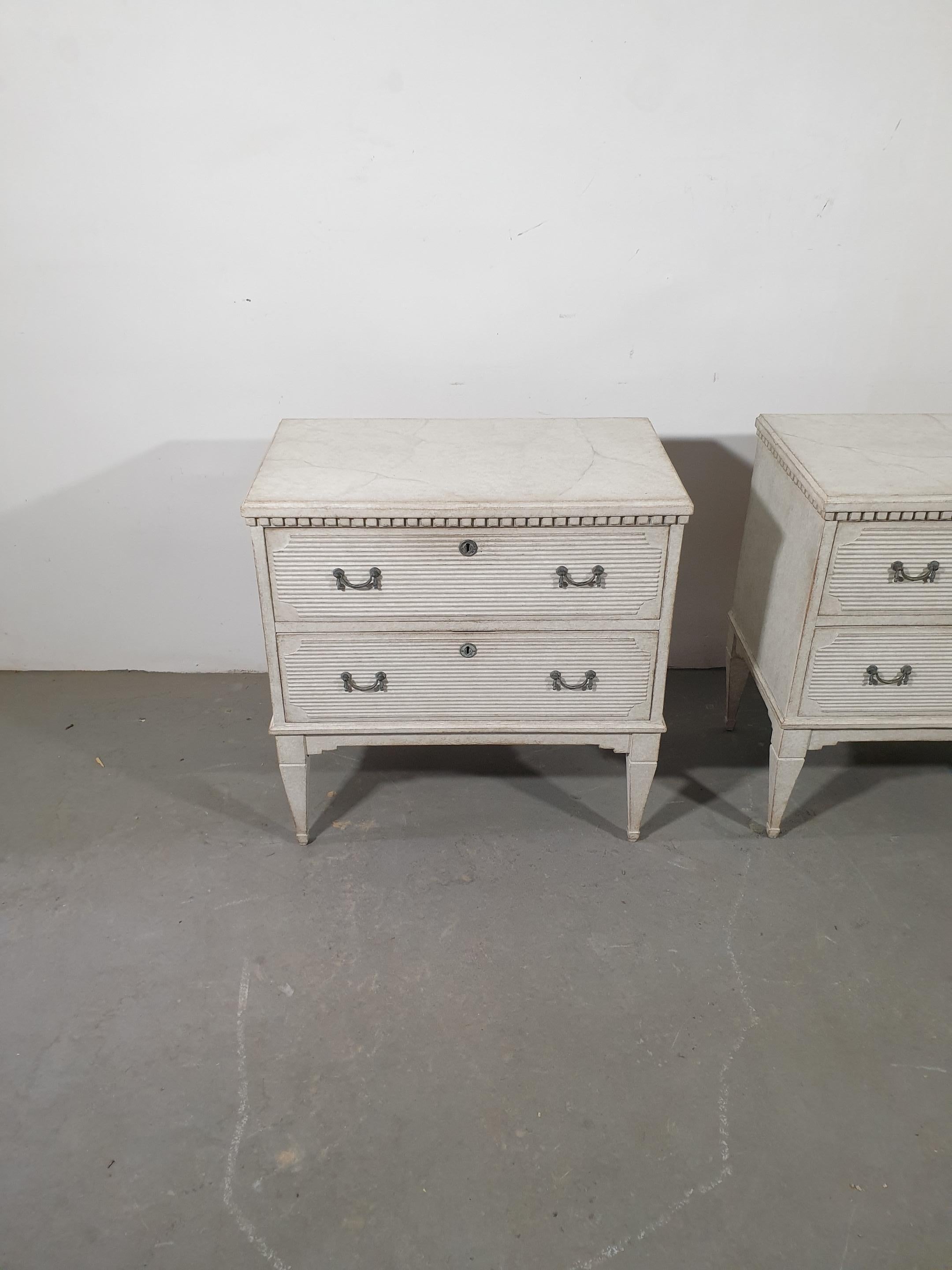 Swedish 1890s Gustavian Style Gray Painted Chests with Reeded Drawers, a Pair 5