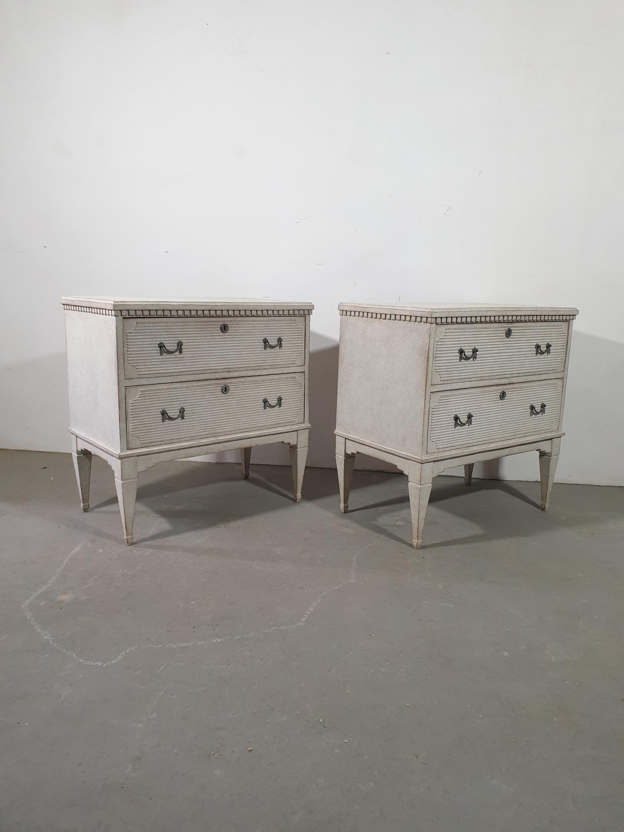 Carved Swedish 1890s Gustavian Style Gray Painted Chests with Reeded Drawers, a Pair