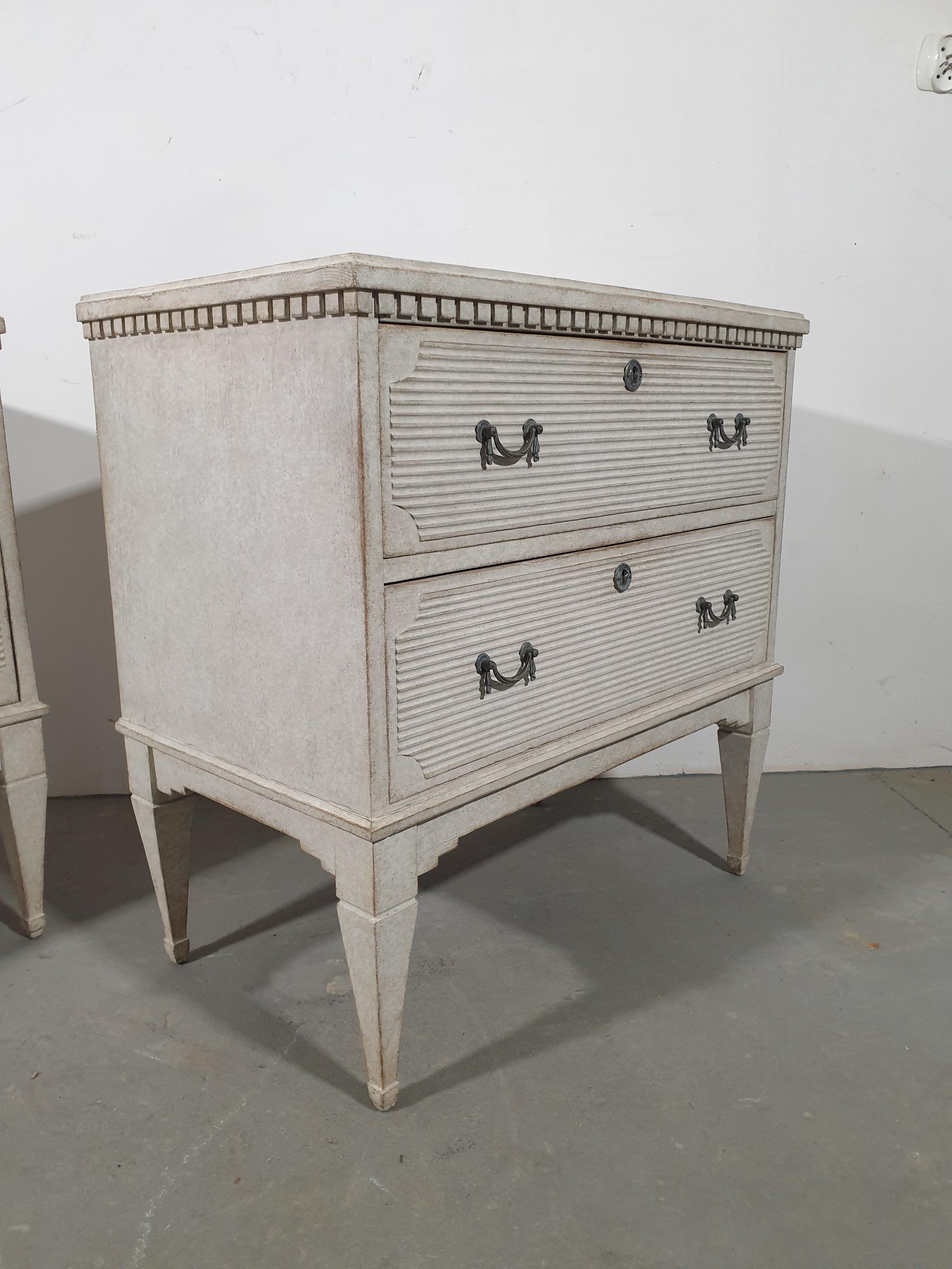 19th Century Swedish 1890s Gustavian Style Gray Painted Chests with Reeded Drawers, a Pair
