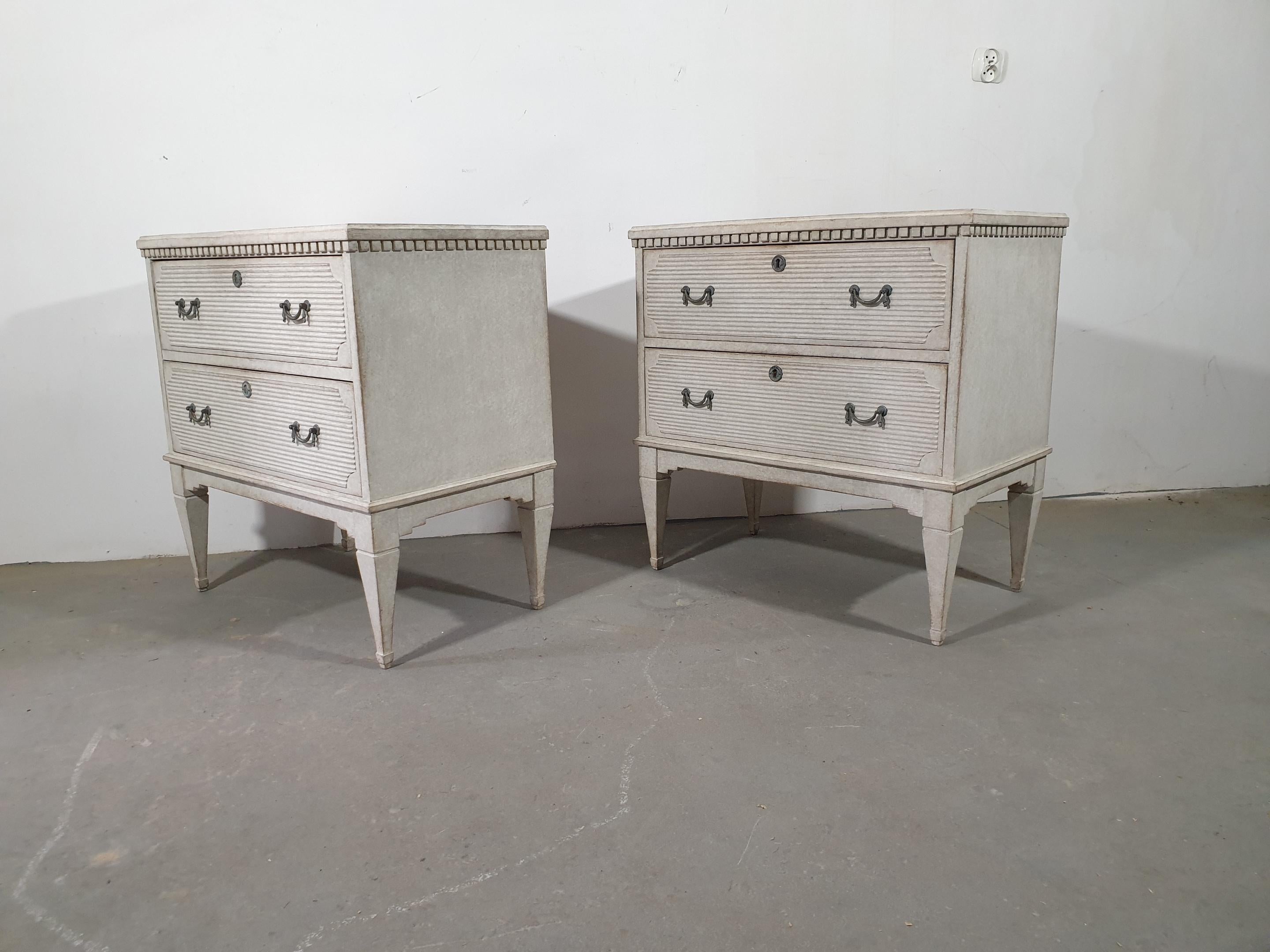 Swedish 1890s Gustavian Style Gray Painted Chests with Reeded Drawers, a Pair 2