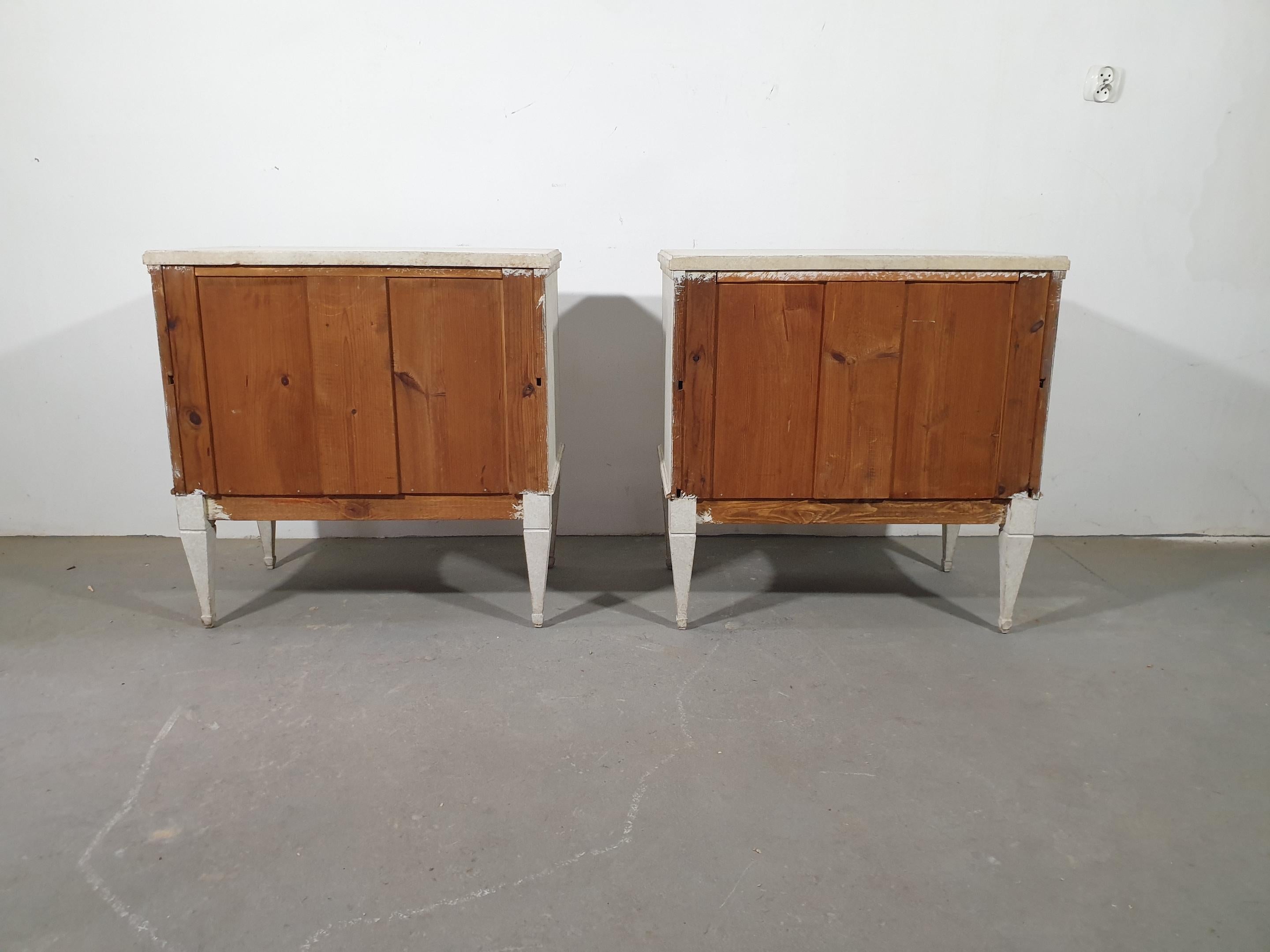 Swedish 1890s Gustavian Style Gray Painted Chests with Reeded Drawers, a Pair 3
