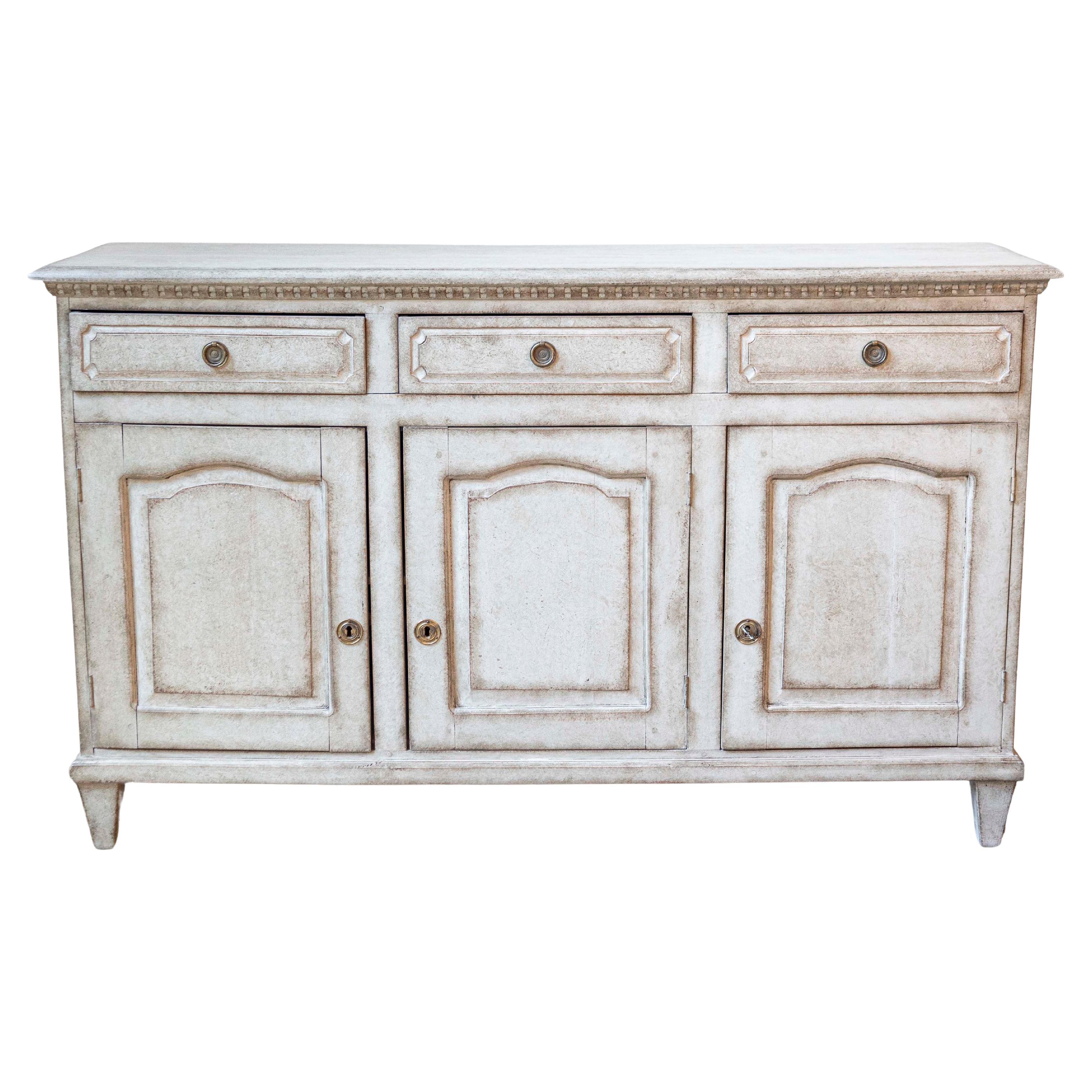 Buffet suédois, des années 1890, en bois peint avec trois tiroirs sur trois portes