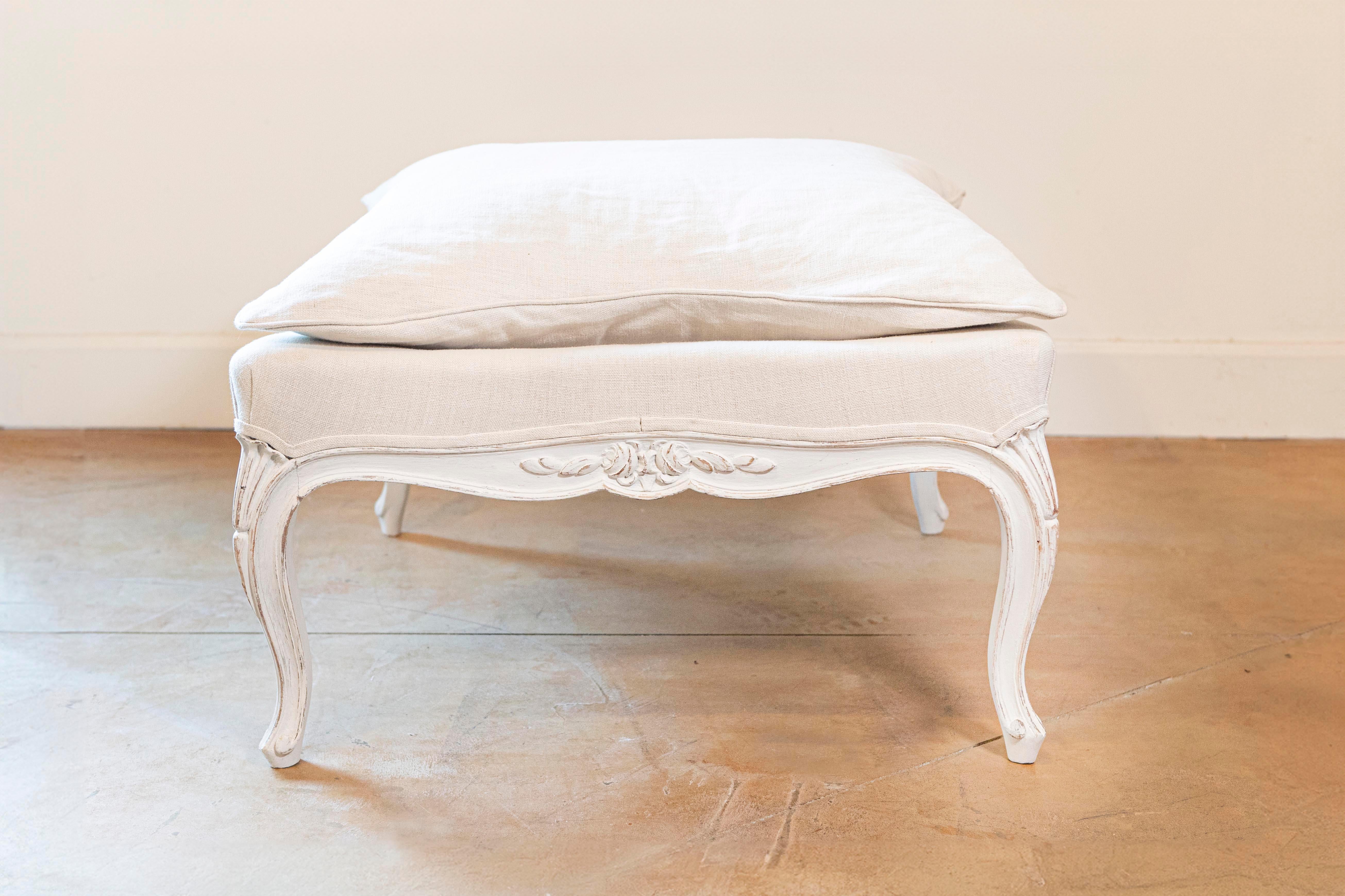 Sgabello svedese in legno dipinto in stile Rococò Revival della fine del XIX secolo, con gambe a cabriole, motivi intagliati e tappezzeria nuova. Creato in Svezia nell'ultimo decennio del XIX secolo, questo sgabello dipinto presenta una seduta