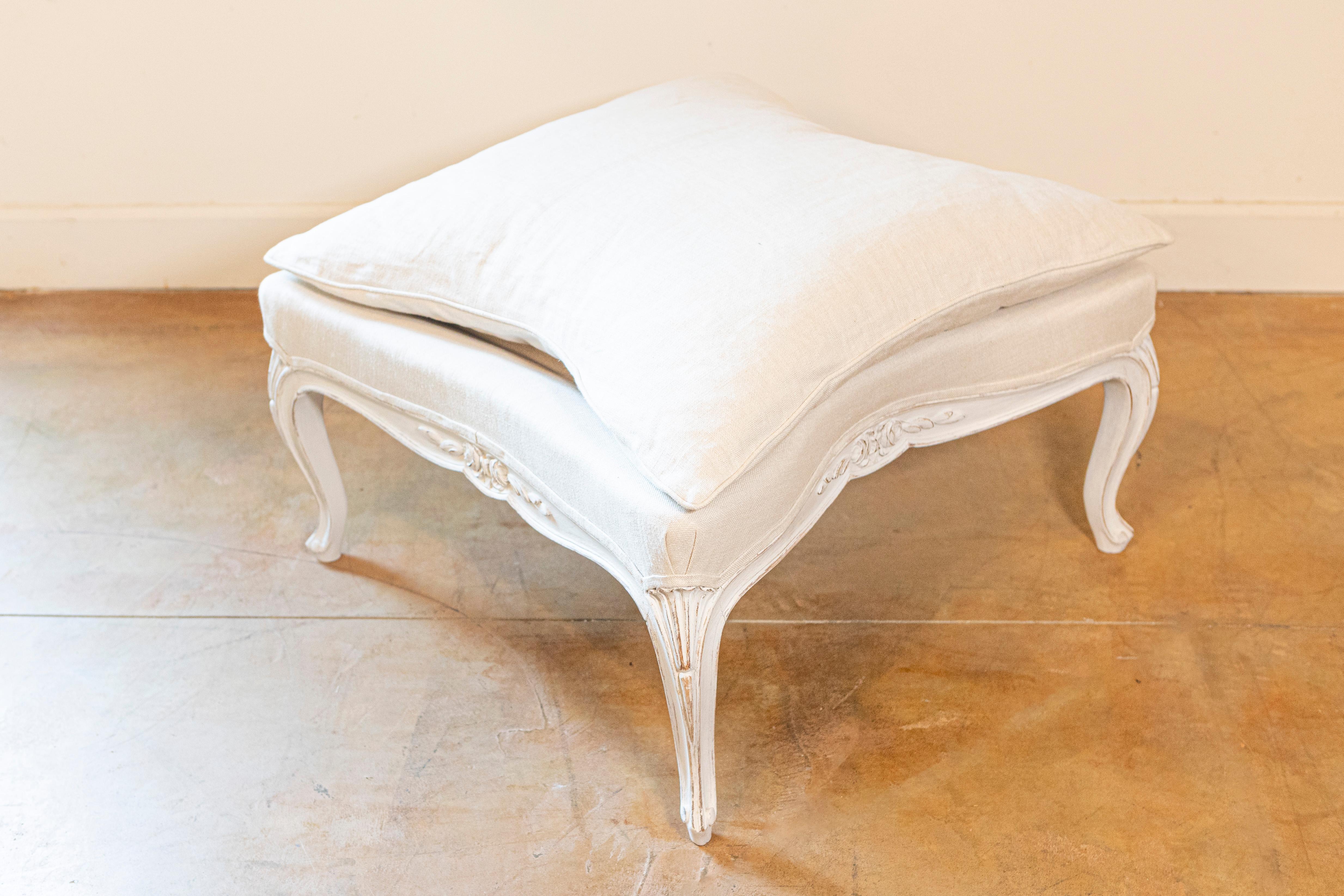 Neorococò Sgabello svedese in legno dipinto in stile rococò del 1890 con motivi floreali intagliati in vendita