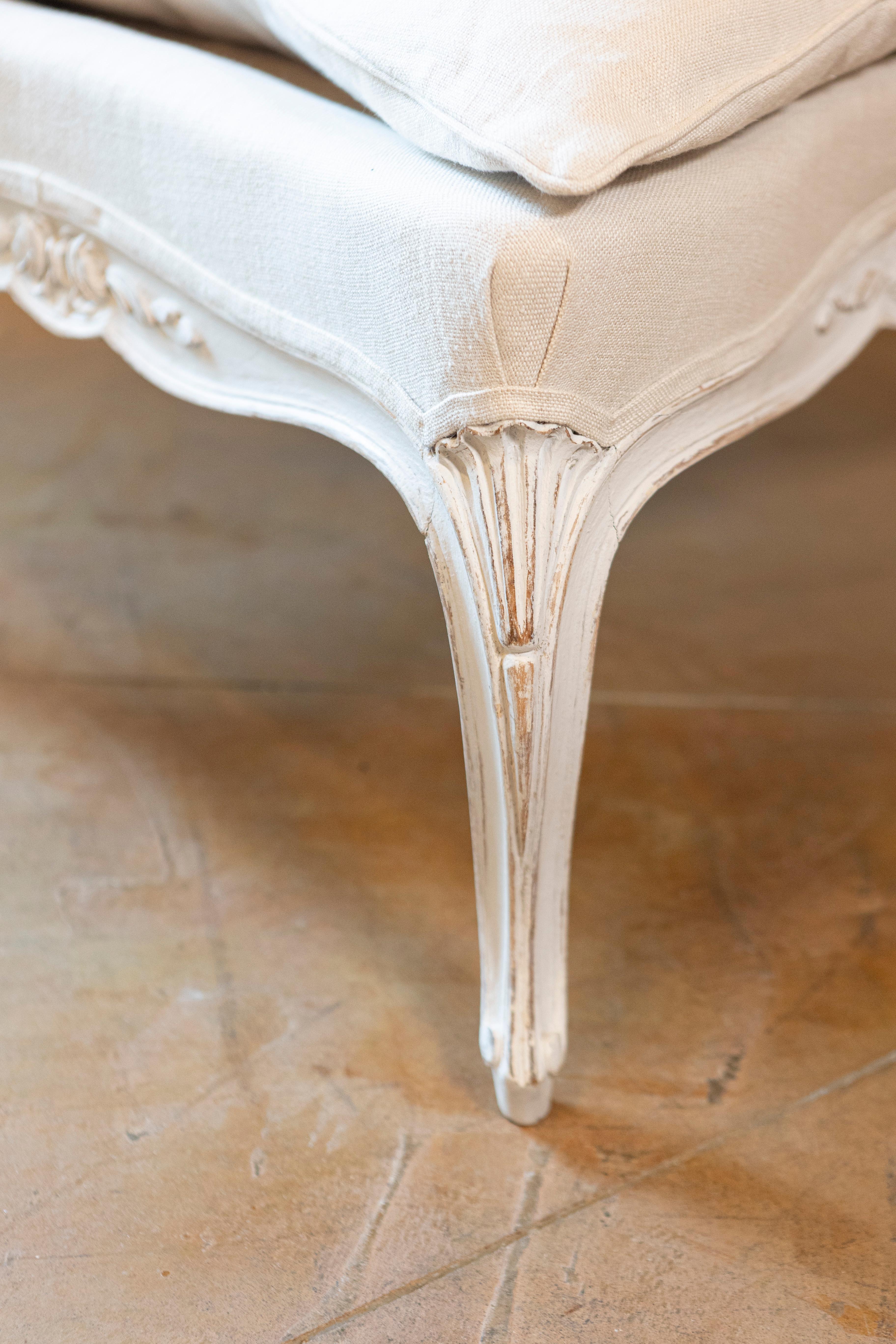 Svedese Sgabello svedese in legno dipinto in stile rococò del 1890 con motivi floreali intagliati in vendita
