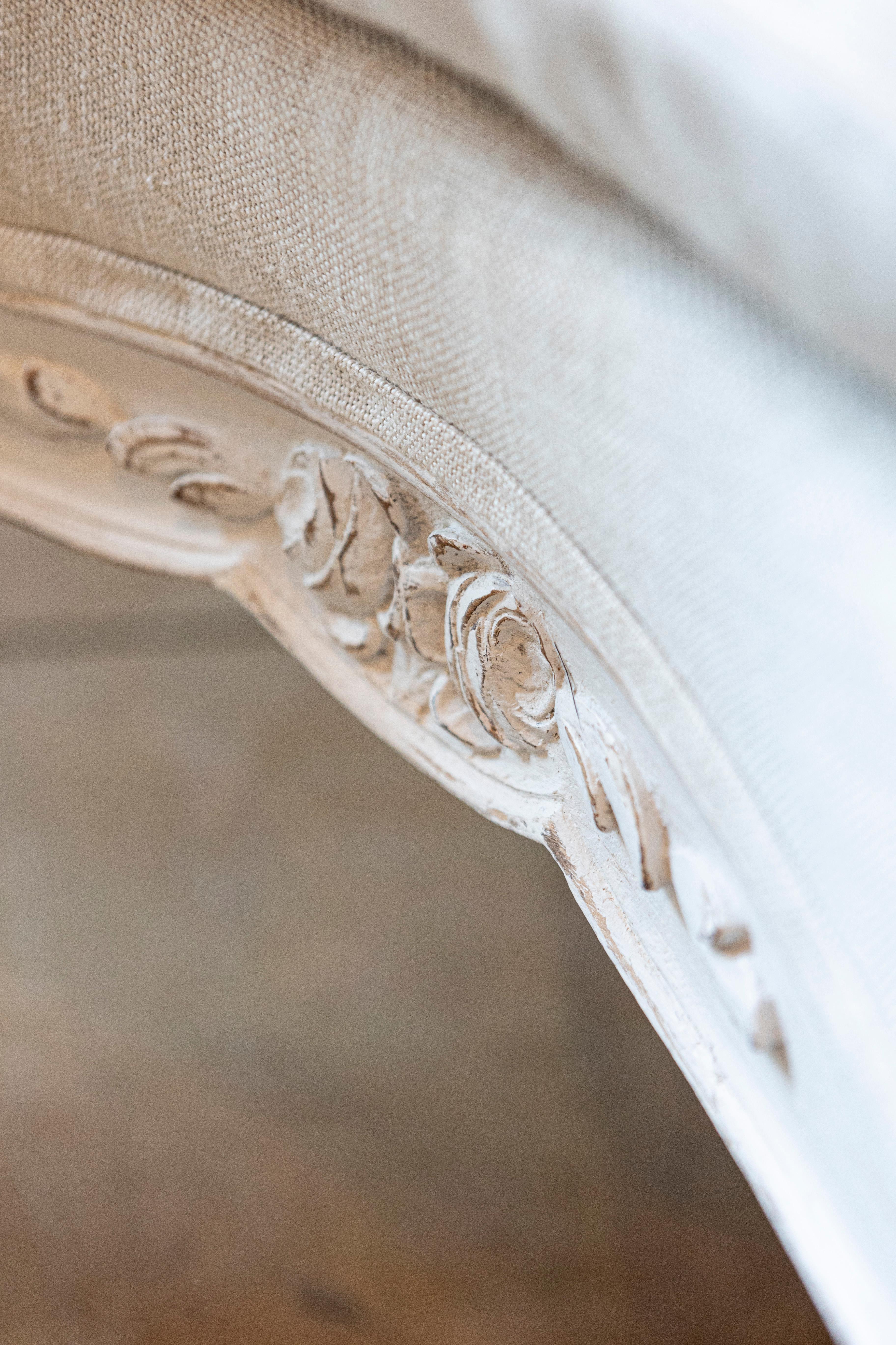 Intagliato Sgabello svedese in legno dipinto in stile rococò del 1890 con motivi floreali intagliati in vendita
