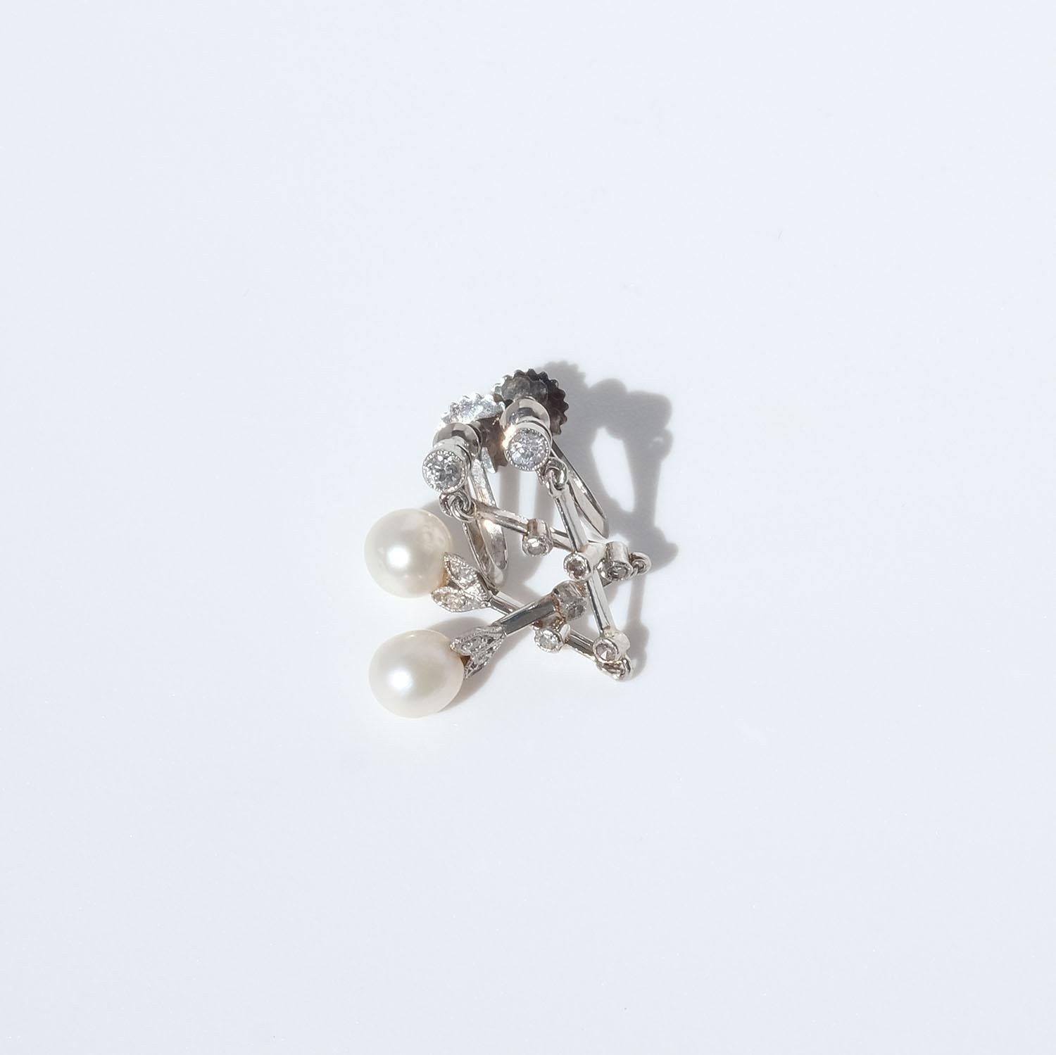 Schwedische Ohrringe aus 18 Karat Weißgold, Diamanten und Perlen, Mitte des 20. Jahrhunderts im Angebot 2