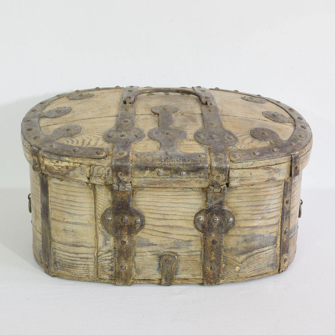 Swedish 18th / 19th Century Bentwood Travel Box or Chest In Good Condition In Buisson, FR