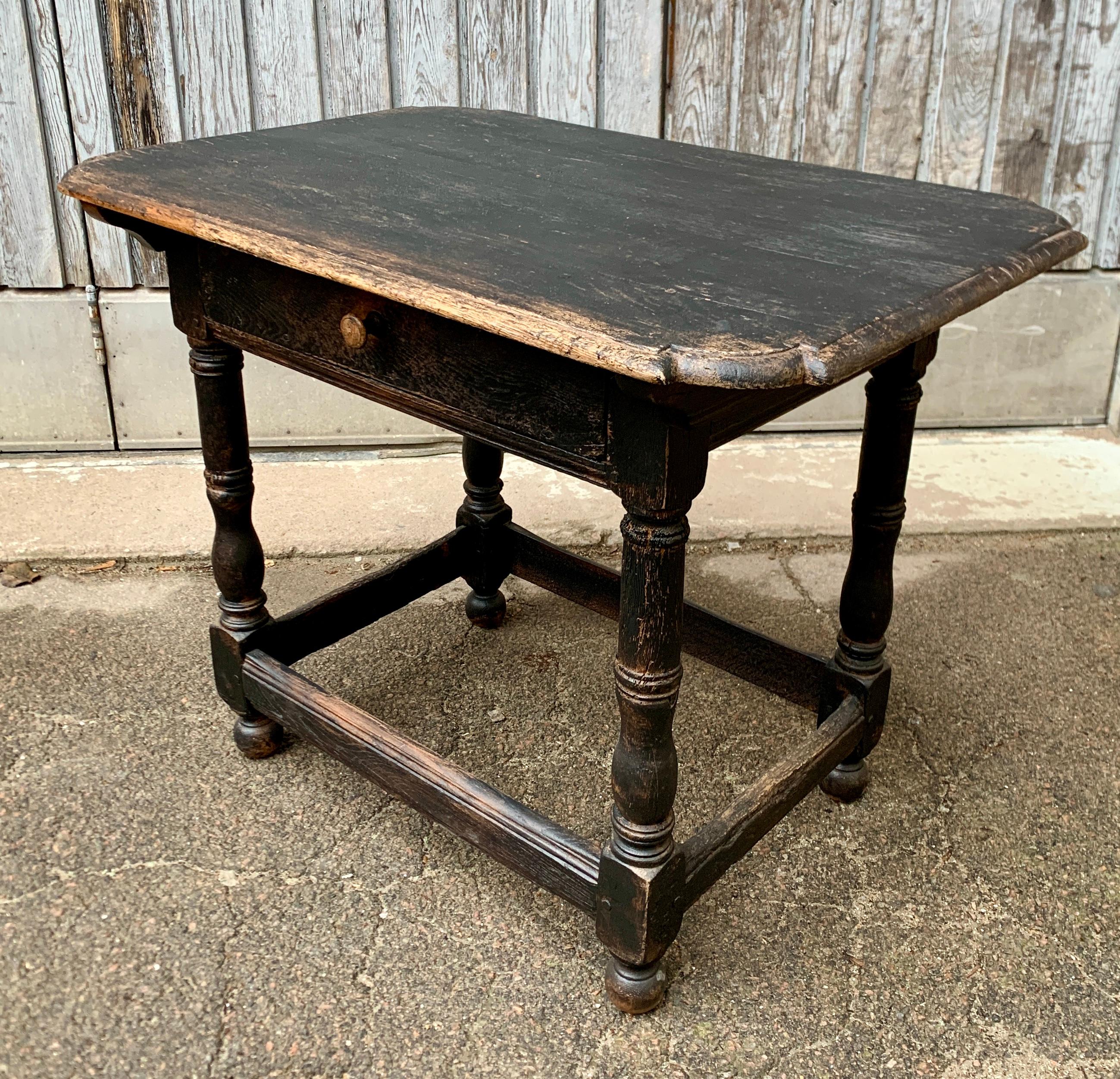 Mesita barroca sueca del siglo XVIII pintada de negro 6