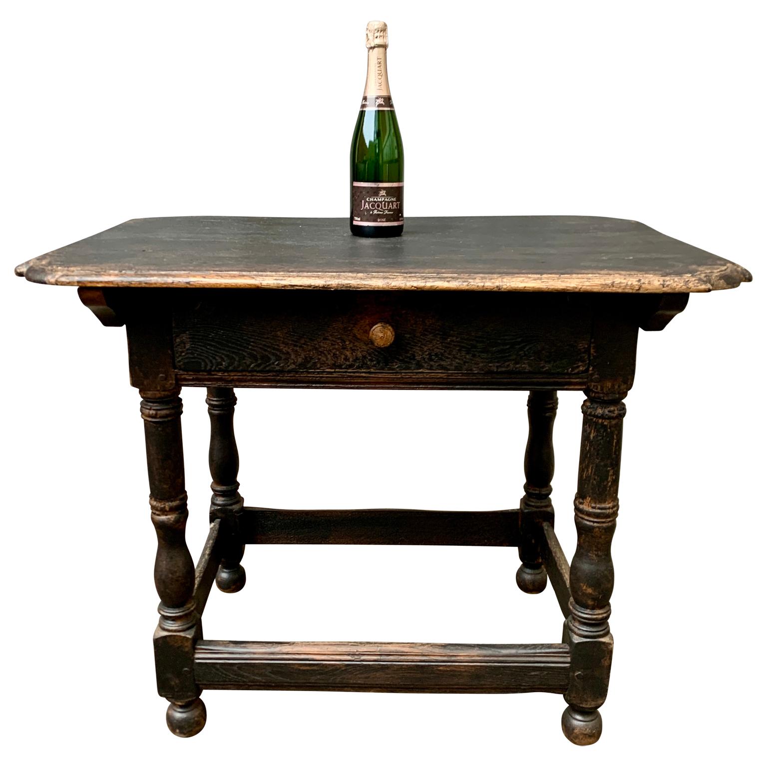 Mesa barroca sueca pintada de negro de mediados del siglo XVIII con un cajón. Esta mesita escandinava antigua tiene las esquinas redondeadas y podría colocarse de pie en una habitación. También vemos esta pieza como un escritorio de mujer. 