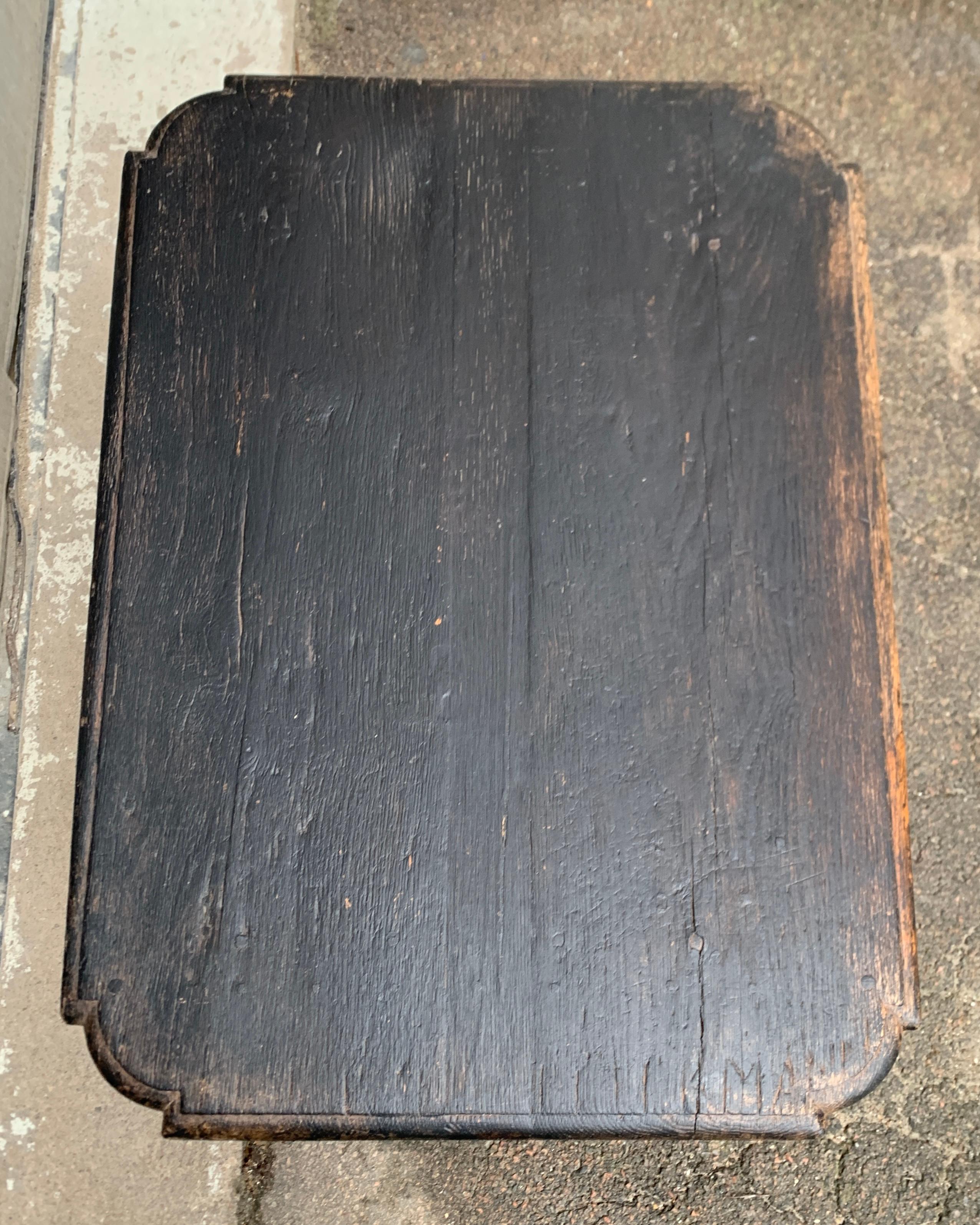 Mesita barroca sueca del siglo XVIII pintada de negro Roble