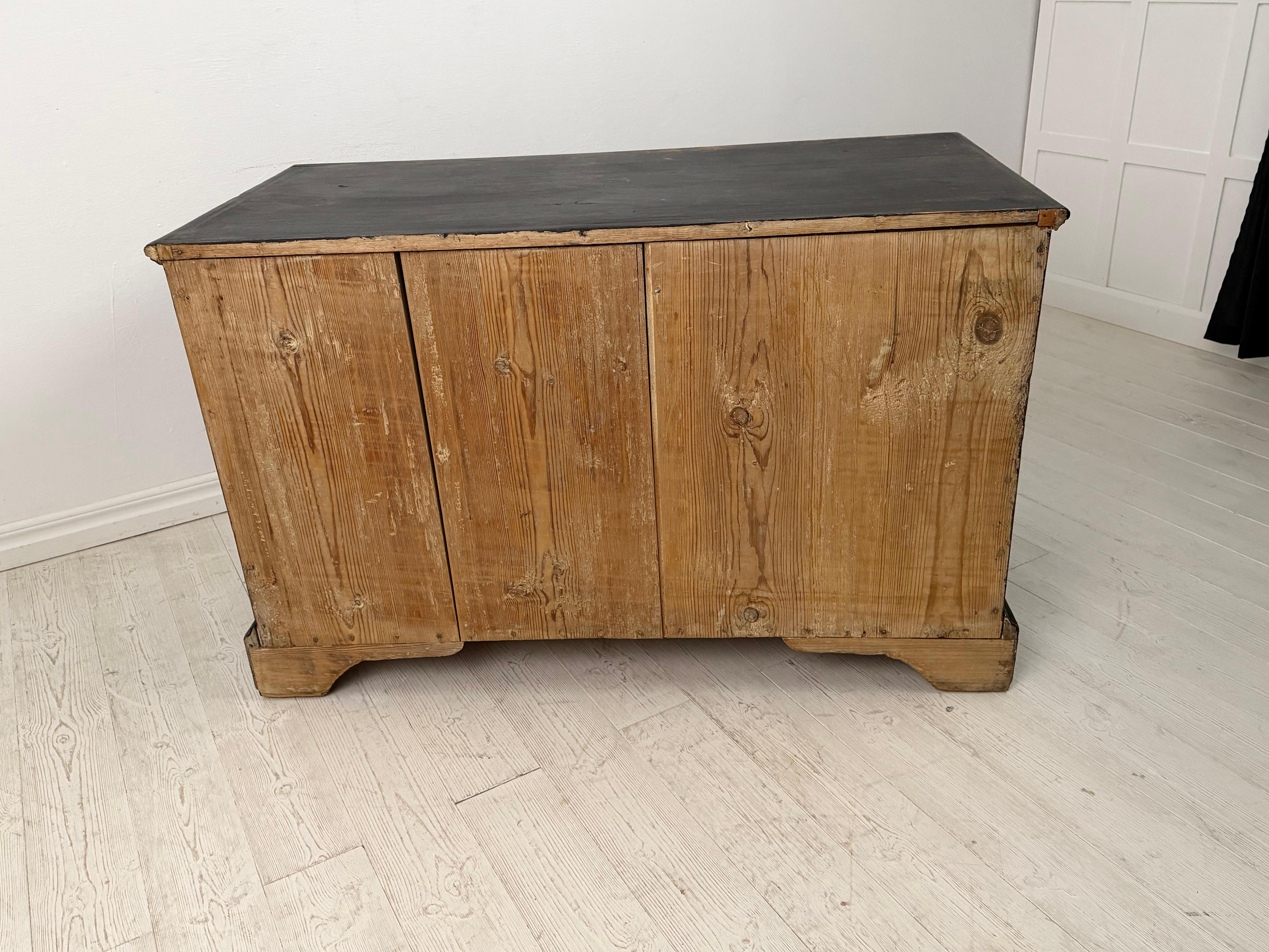 Swedish 18th Century Baroque Chest of Drawers or Commode with Original Hardware For Sale 7