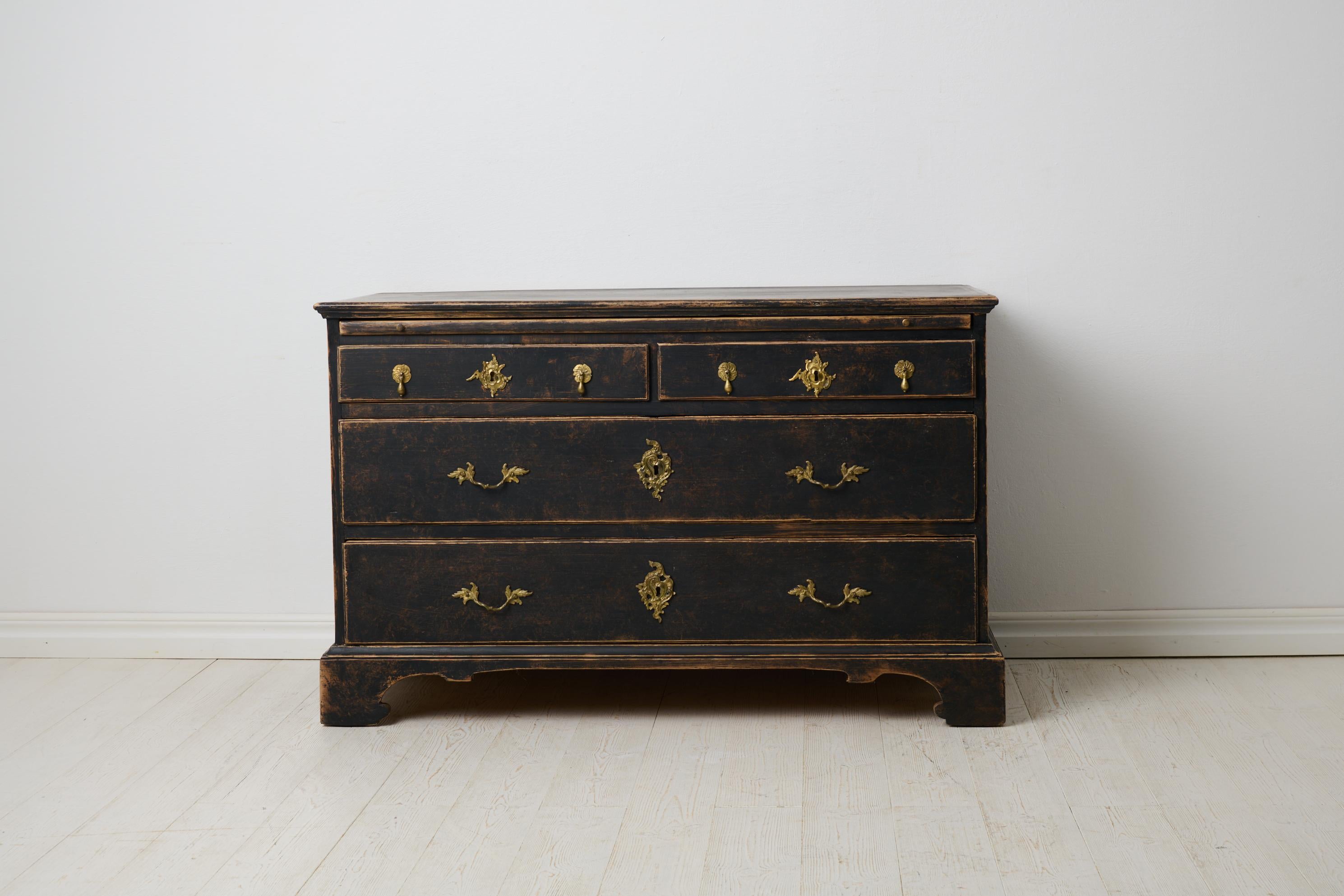 Swedish 1700s baroque chest of drawers or commode in painted pine. The chest has two large and two smaller drawers and at the top it has an extendable table top. It is unusually deep, please refer to the measurements. Healthy and stable frame made