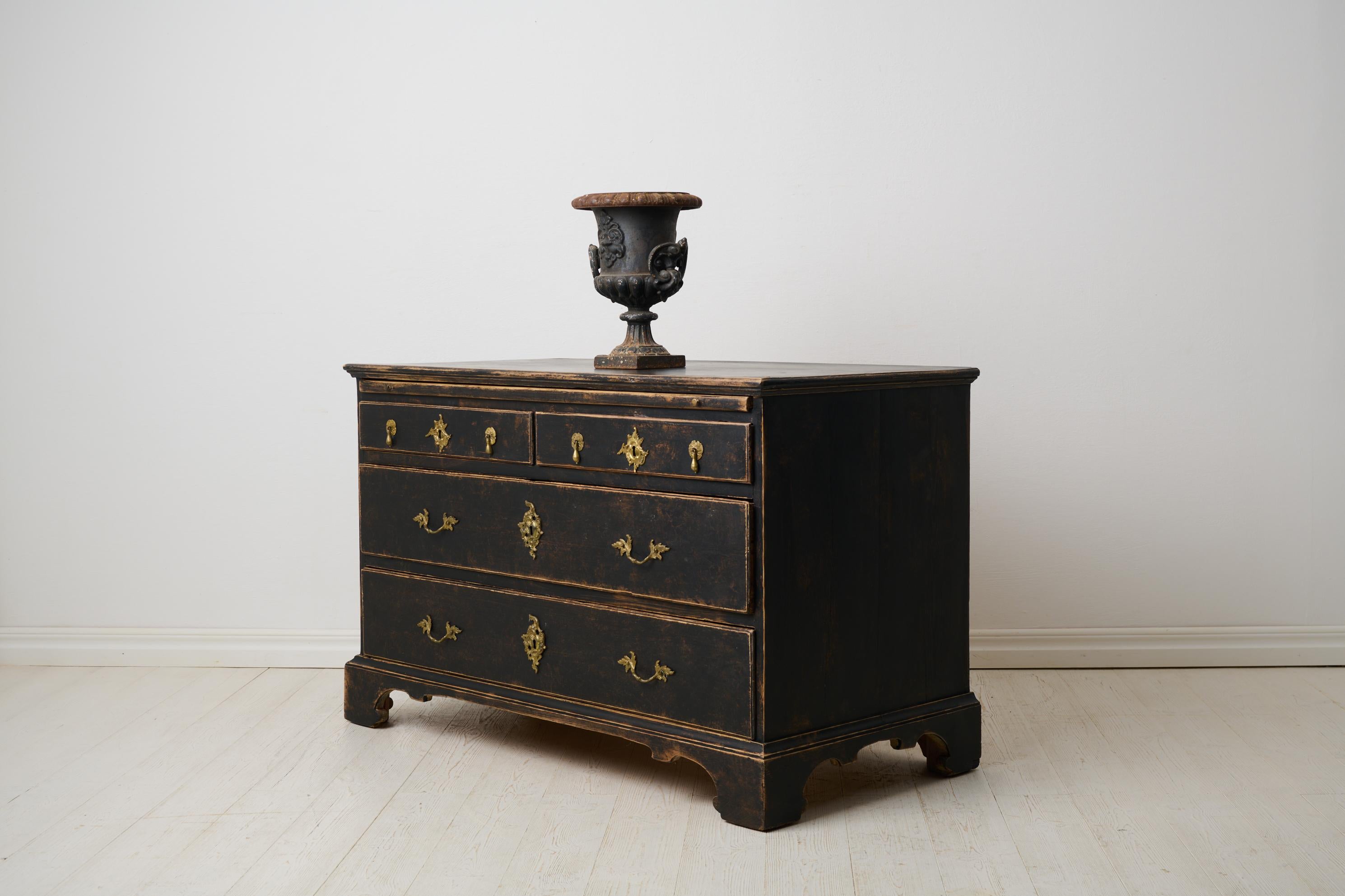 Swedish 18th Century Baroque Chest of Drawers or Commode with Original Hardware In Good Condition For Sale In Kramfors, SE
