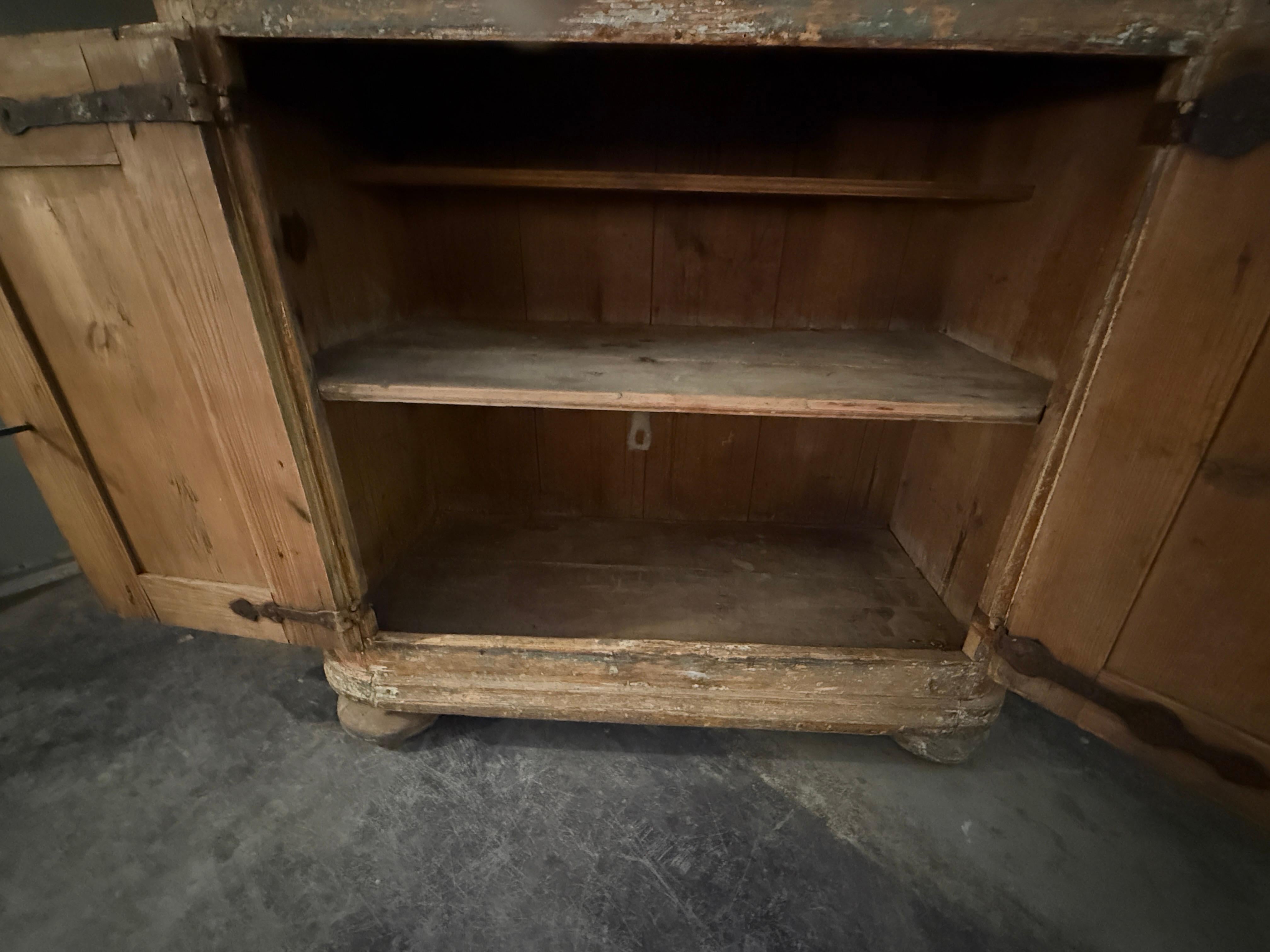 Armoire suédoise du XVIIIe siècle peinte en style baroque à quatre portes avec tiroir central en vente 2