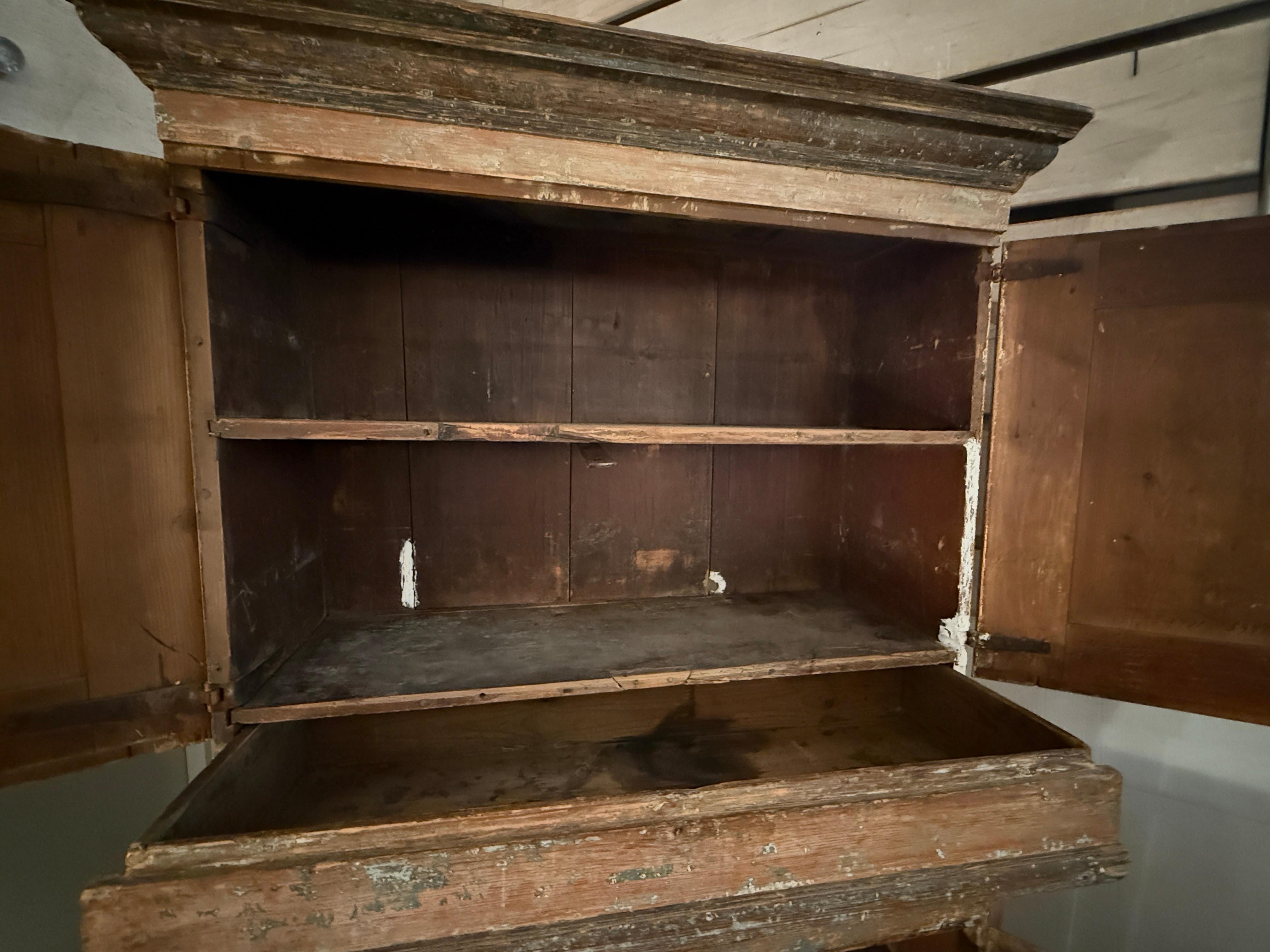 Armoire suédoise du XVIIIe siècle peinte en style baroque à quatre portes avec tiroir central en vente 3