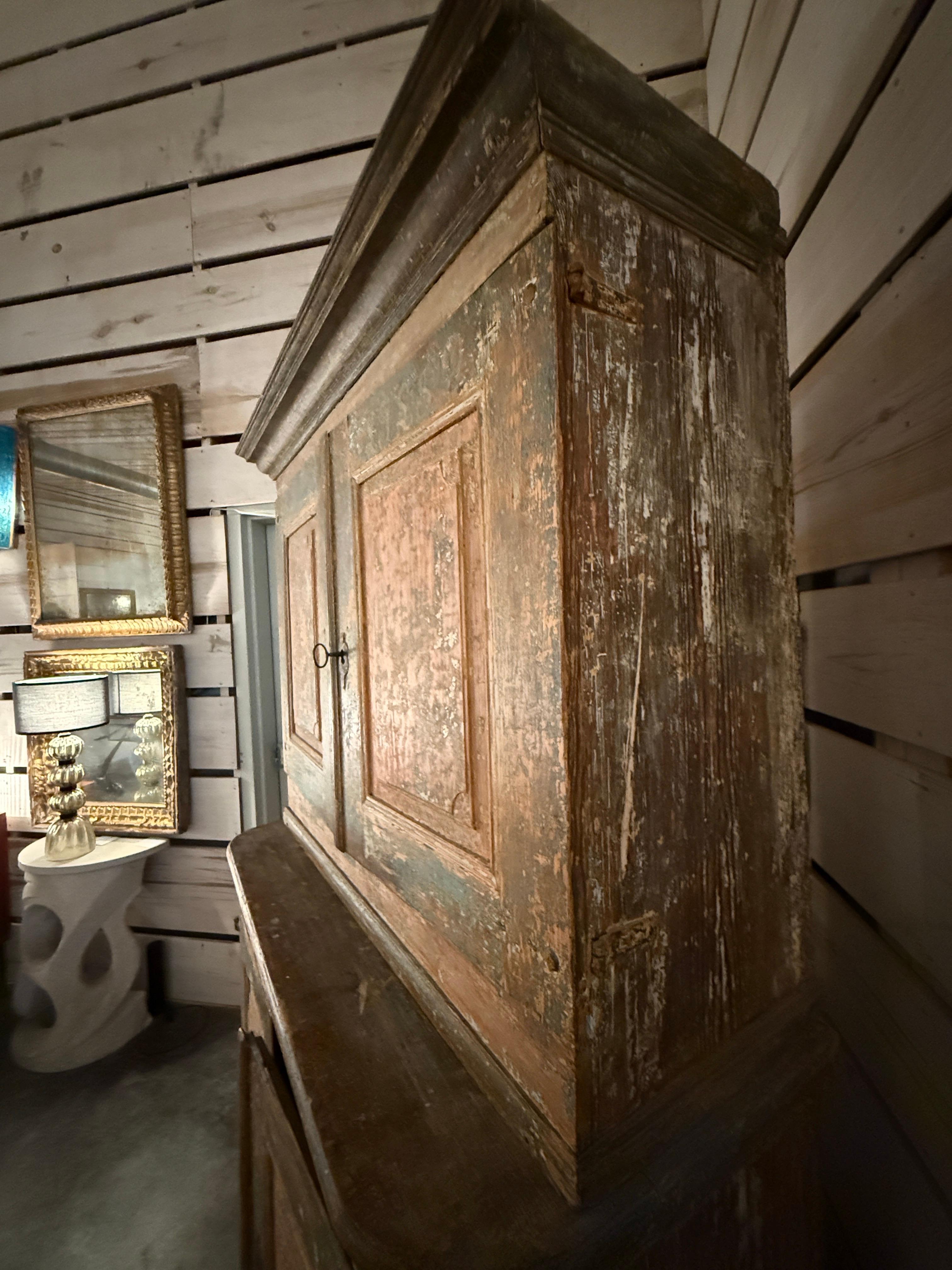 Armoire suédoise du XVIIIe siècle peinte en style baroque à quatre portes avec tiroir central en vente 4