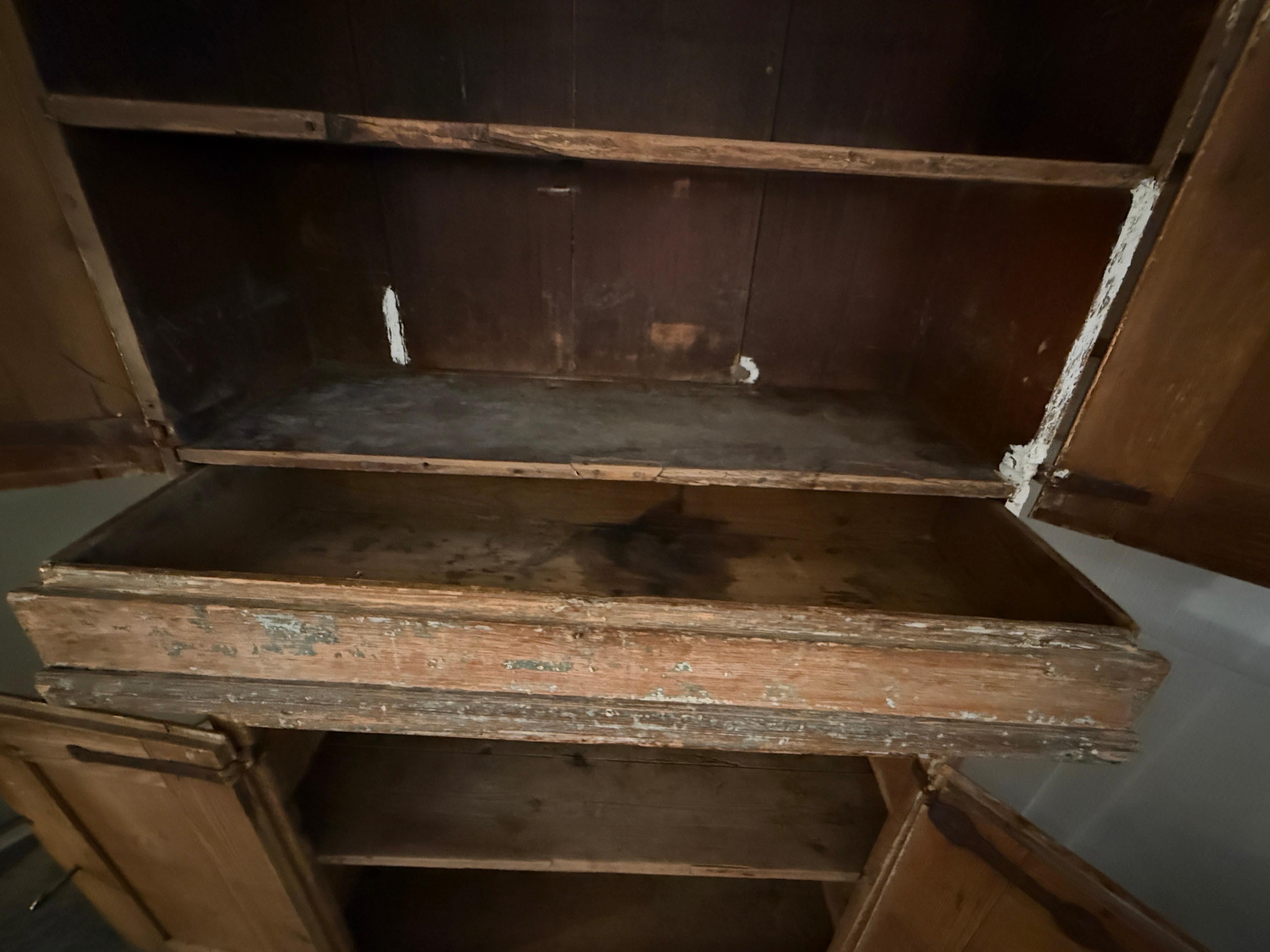 Armoire suédoise du XVIIIe siècle peinte en style baroque à quatre portes avec tiroir central en vente 5