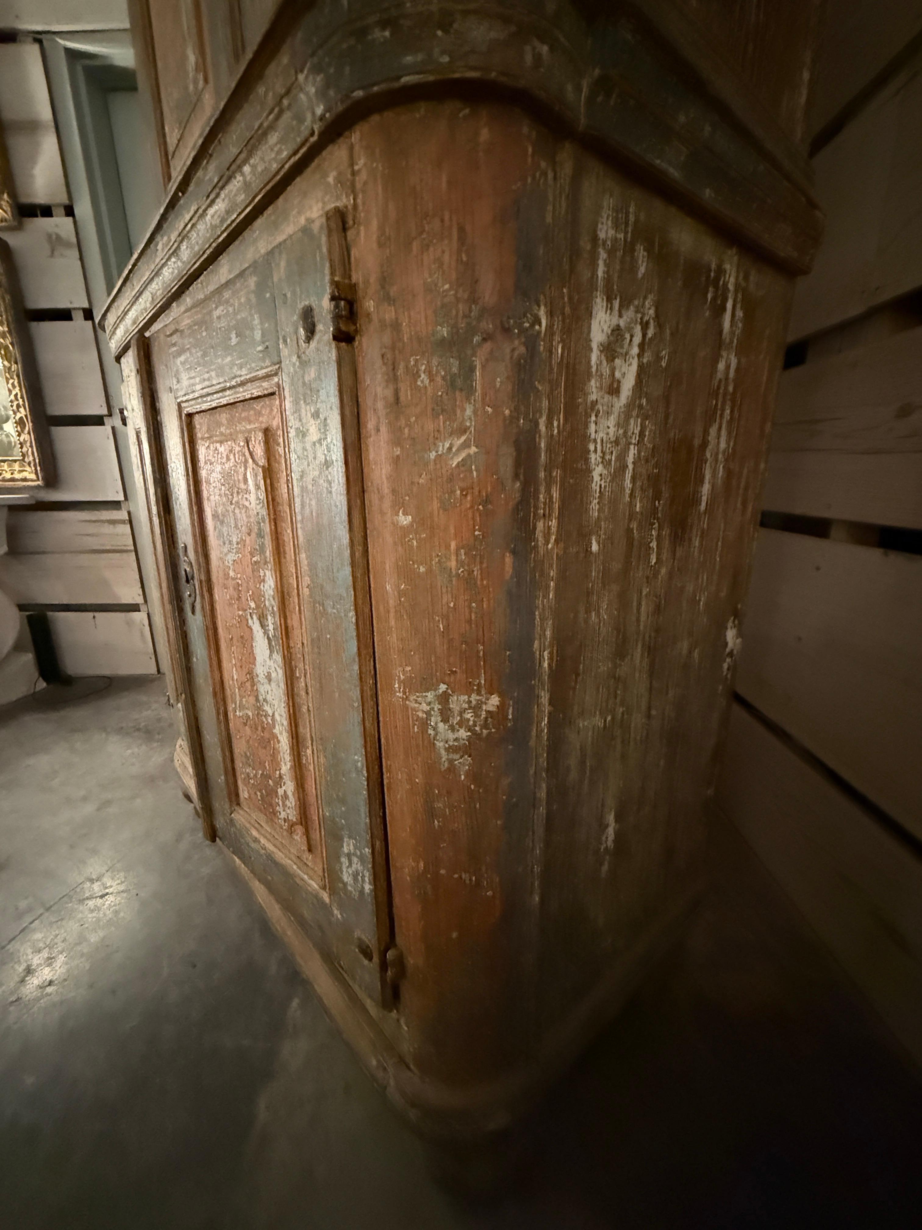 Armoire suédoise du XVIIIe siècle peinte en style baroque à quatre portes avec tiroir central en vente 6