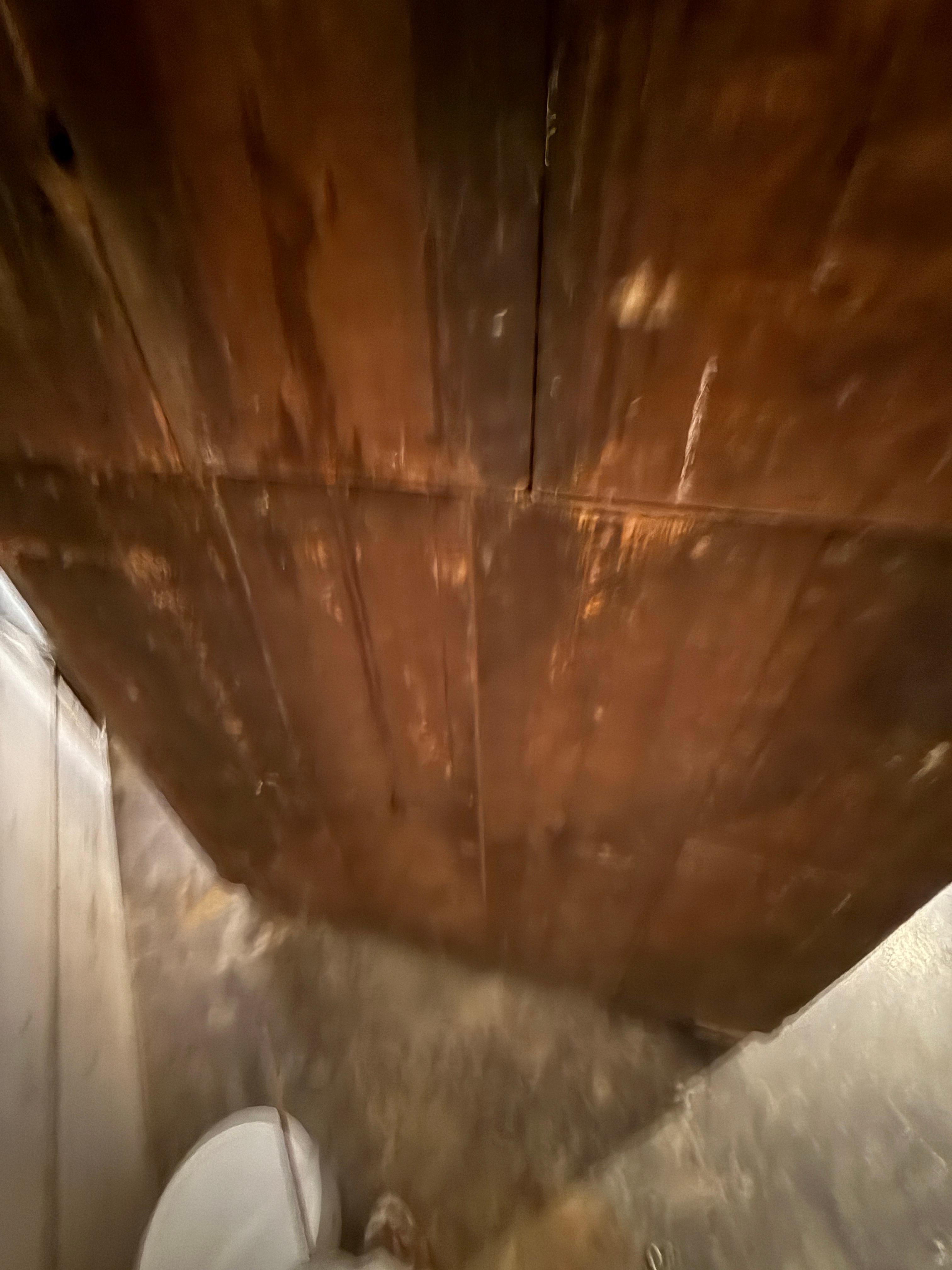 Armoire suédoise du XVIIIe siècle peinte en style baroque à quatre portes avec tiroir central en vente 7