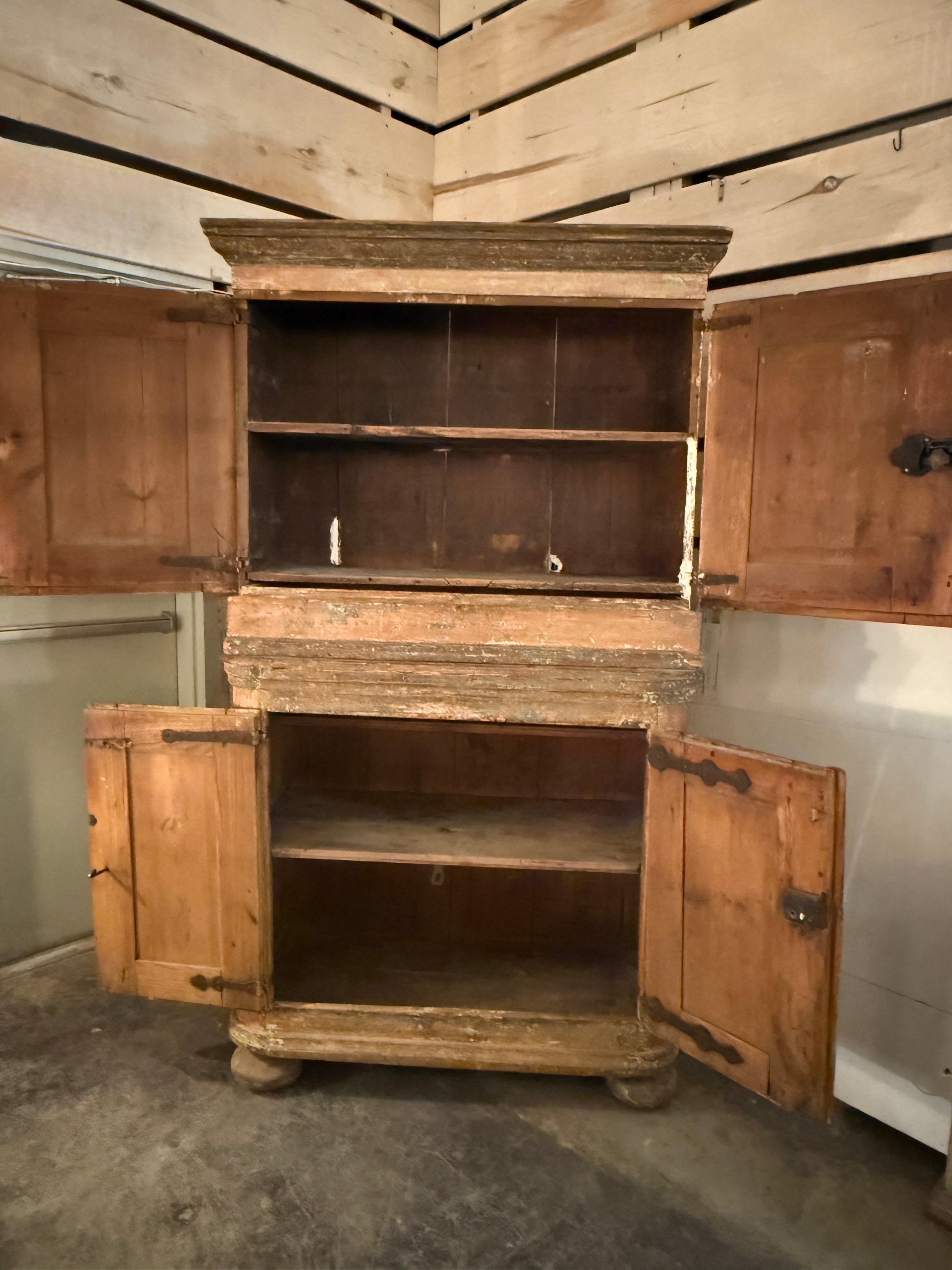 Ce meuble ancien était utilisé dans de nombreux foyers pour ranger la vaisselle et le linge de maison. Il date du 18e siècle et est originaire de Suède. Remarquez les magnifiques couleurs d'origine, la peinture plus récente ayant été grattée pour