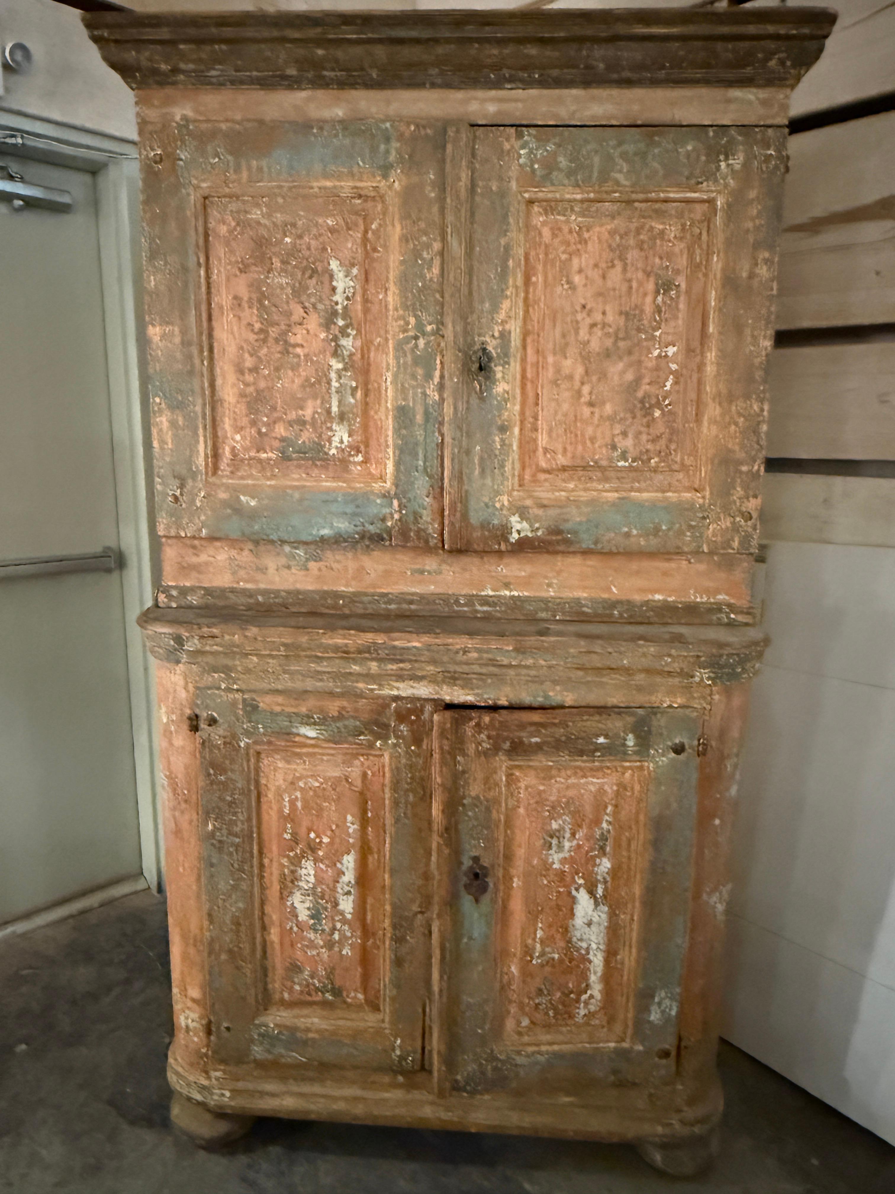 Baroque Armoire suédoise du XVIIIe siècle peinte en style baroque à quatre portes avec tiroir central en vente