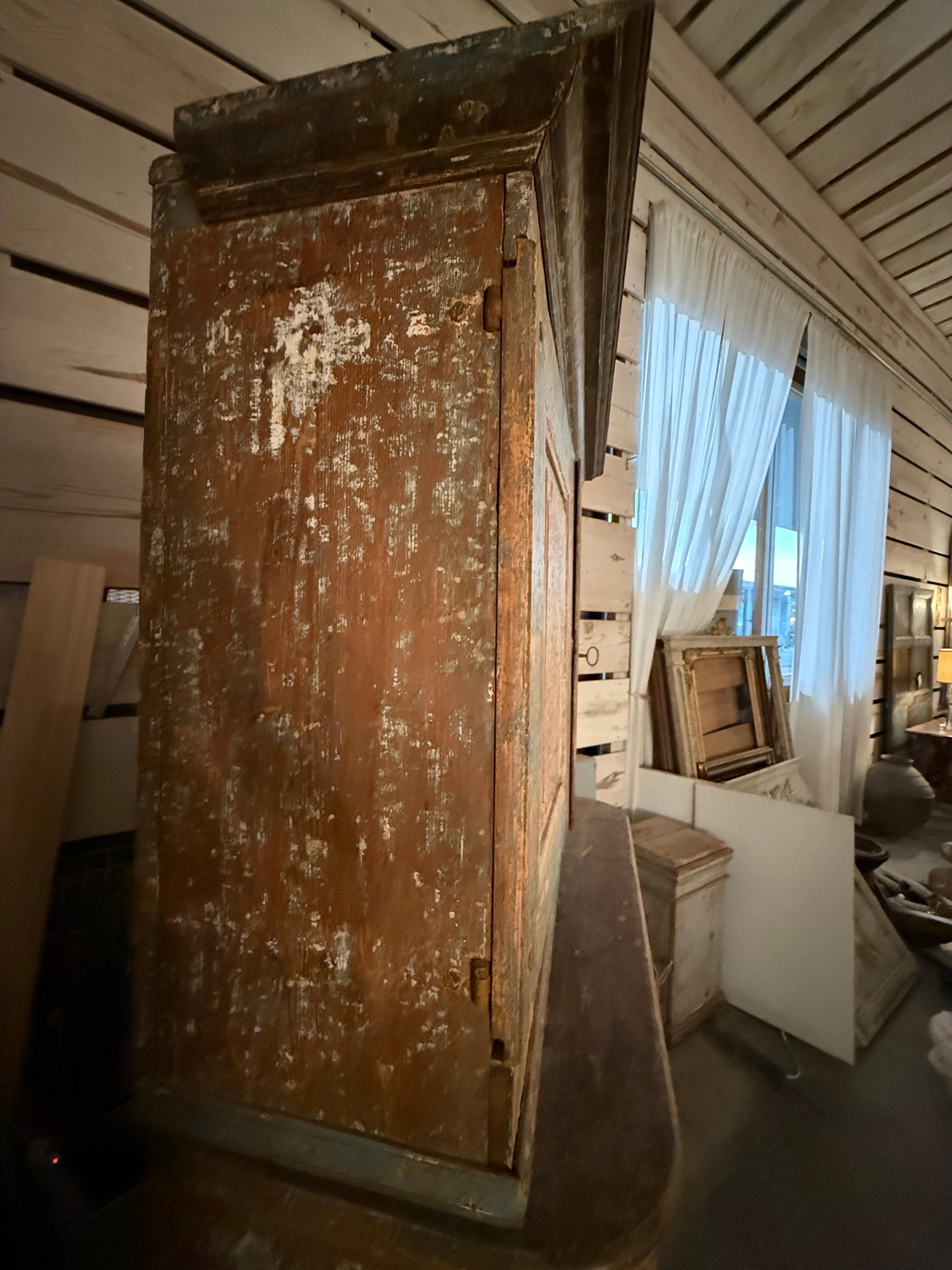 Suédois Armoire suédoise du XVIIIe siècle peinte en style baroque à quatre portes avec tiroir central en vente