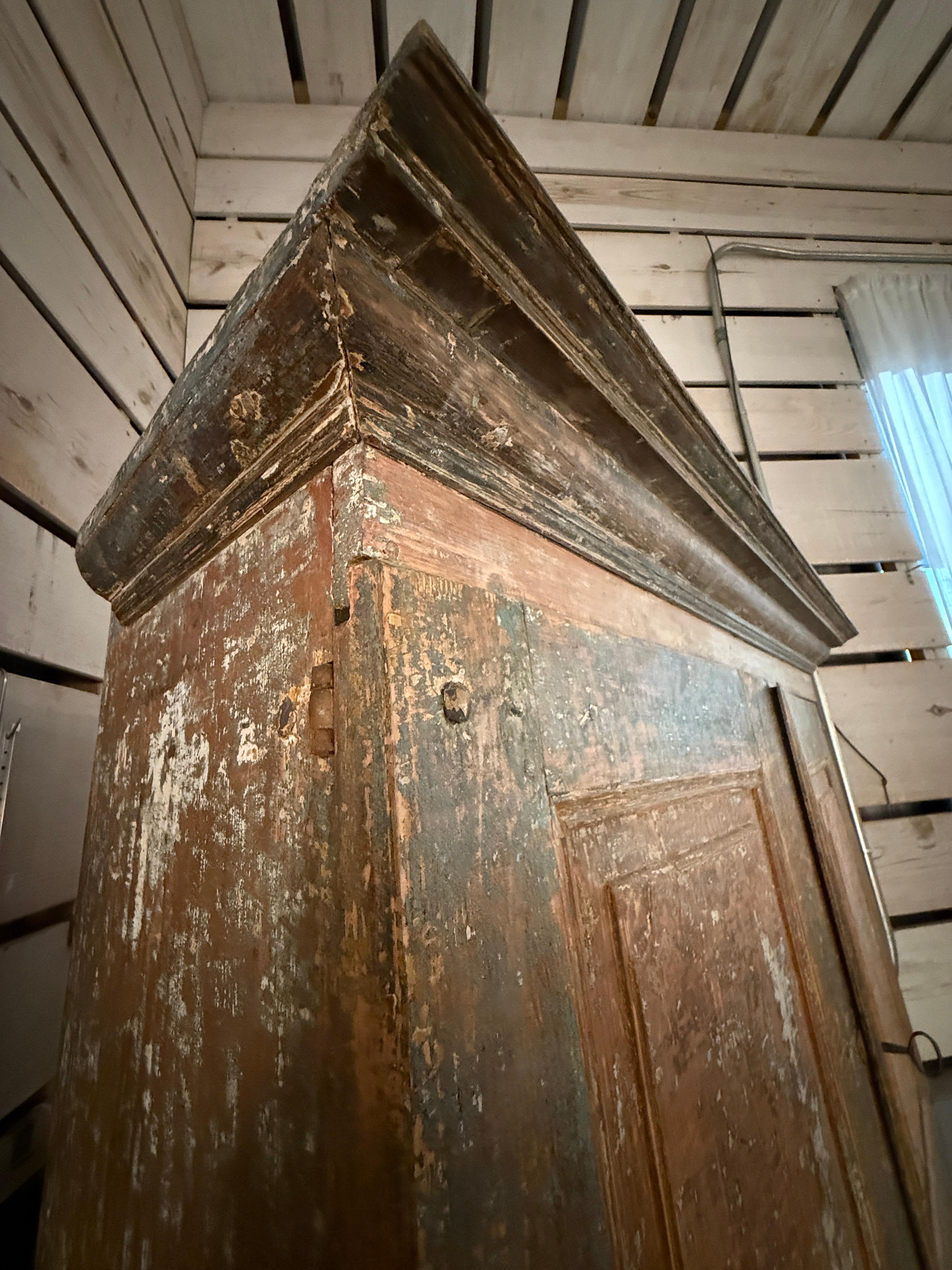 Peint à la main Armoire suédoise du XVIIIe siècle peinte en style baroque à quatre portes avec tiroir central en vente