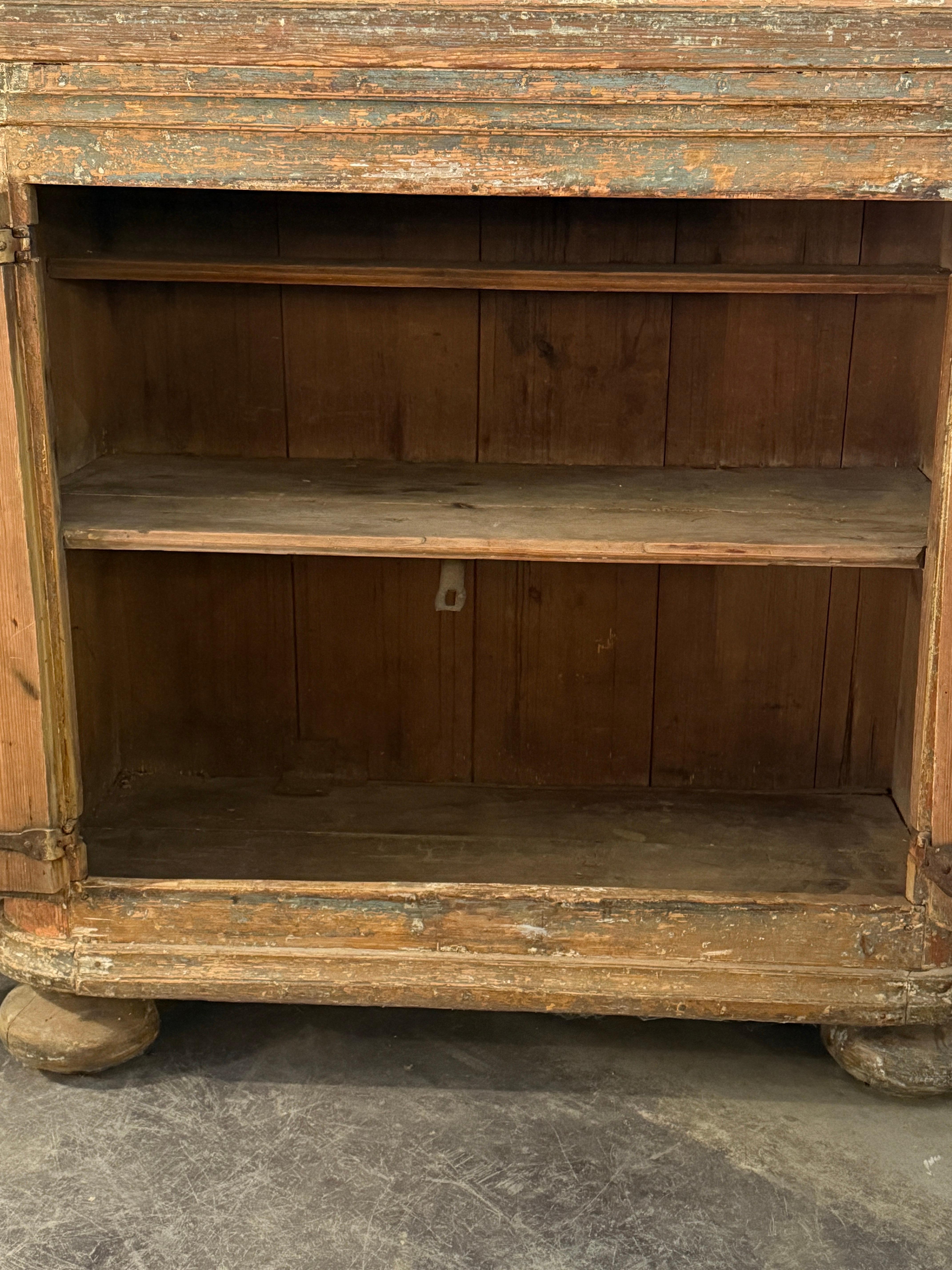 Armoire suédoise du XVIIIe siècle peinte en style baroque à quatre portes avec tiroir central Abîmé - En vente à Round Top, TX