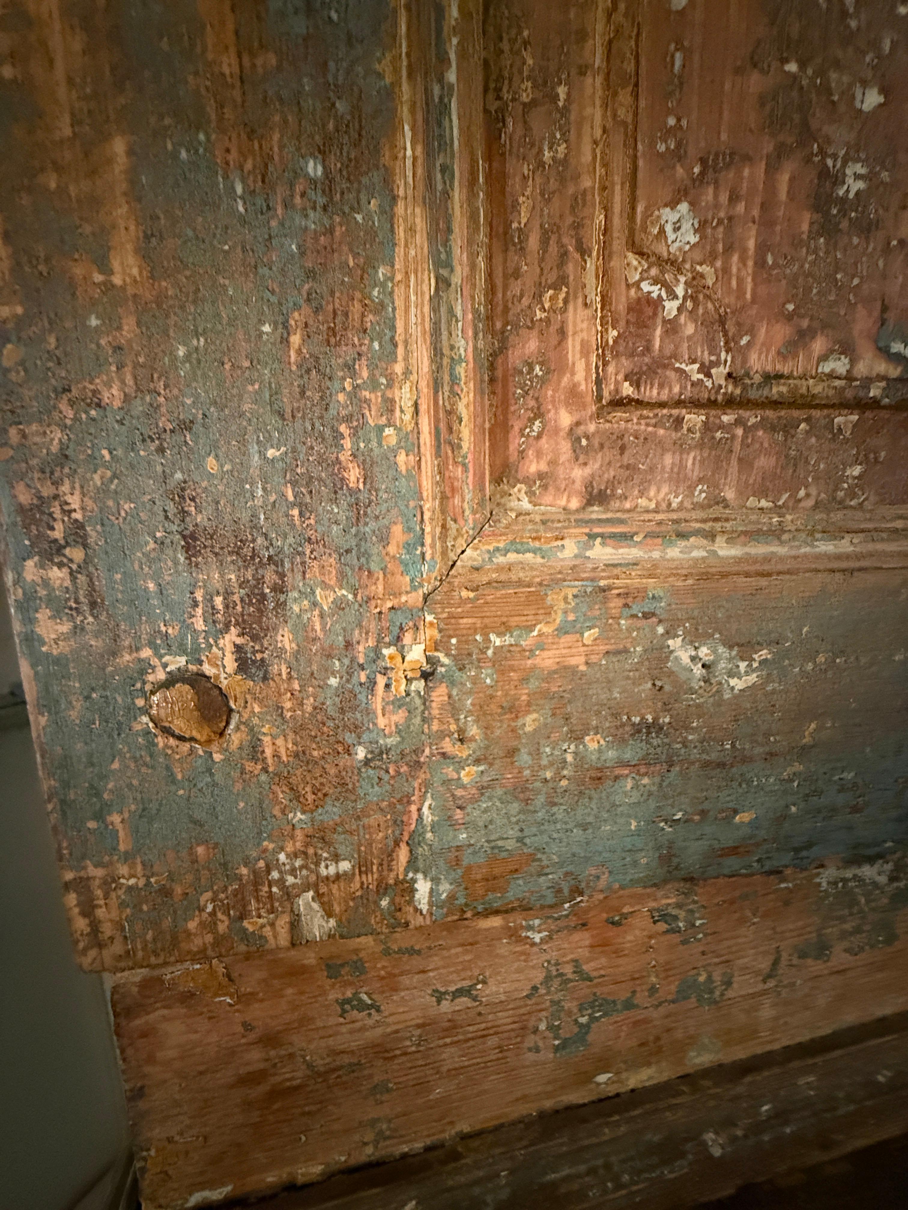 XVIIIe siècle et antérieur Armoire suédoise du XVIIIe siècle peinte en style baroque à quatre portes avec tiroir central en vente