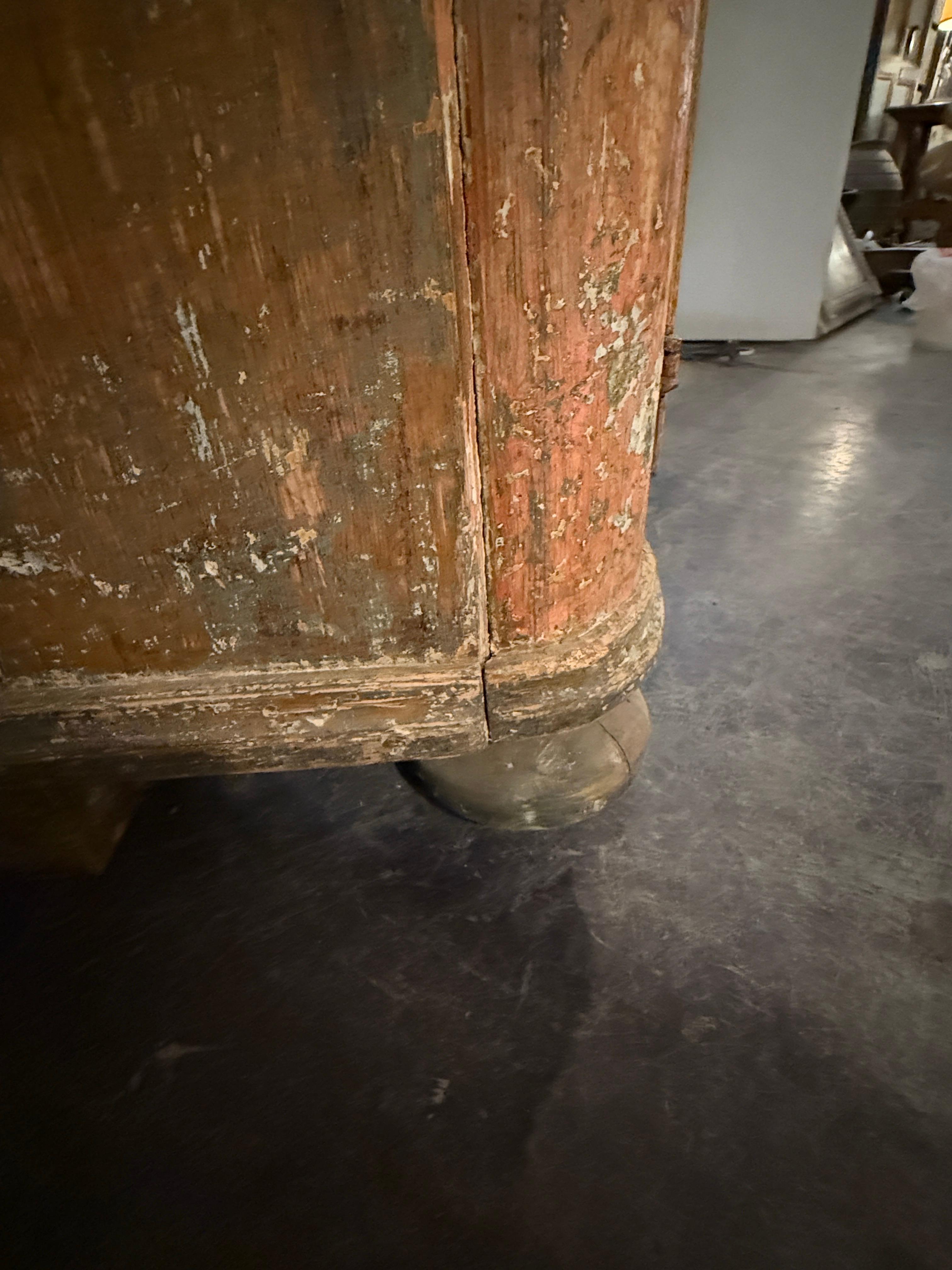 Pin Armoire suédoise du XVIIIe siècle peinte en style baroque à quatre portes avec tiroir central en vente